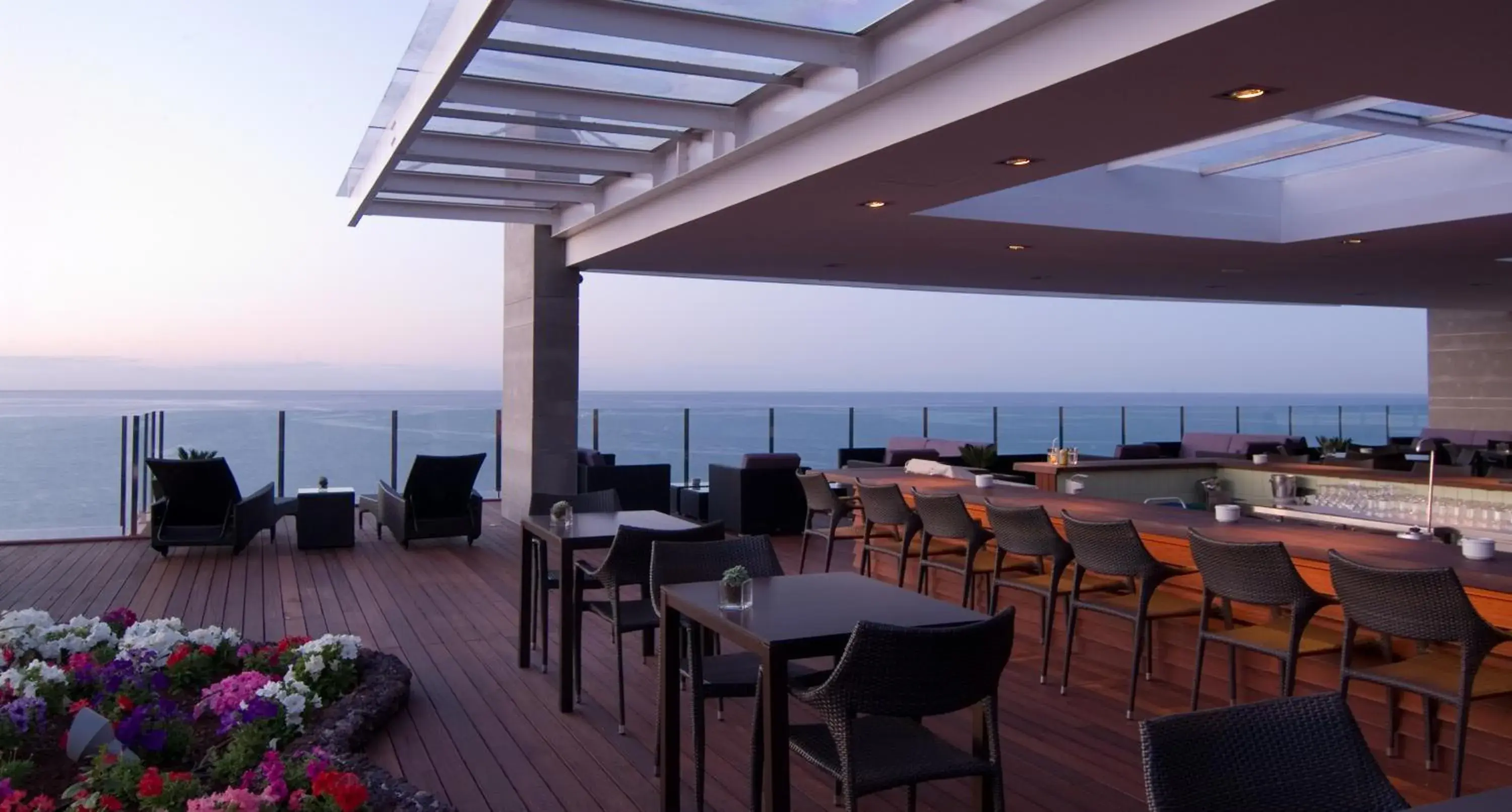 Lounge or bar, Restaurant/Places to Eat in Pestana Carlton Madeira Ocean Resort Hotel