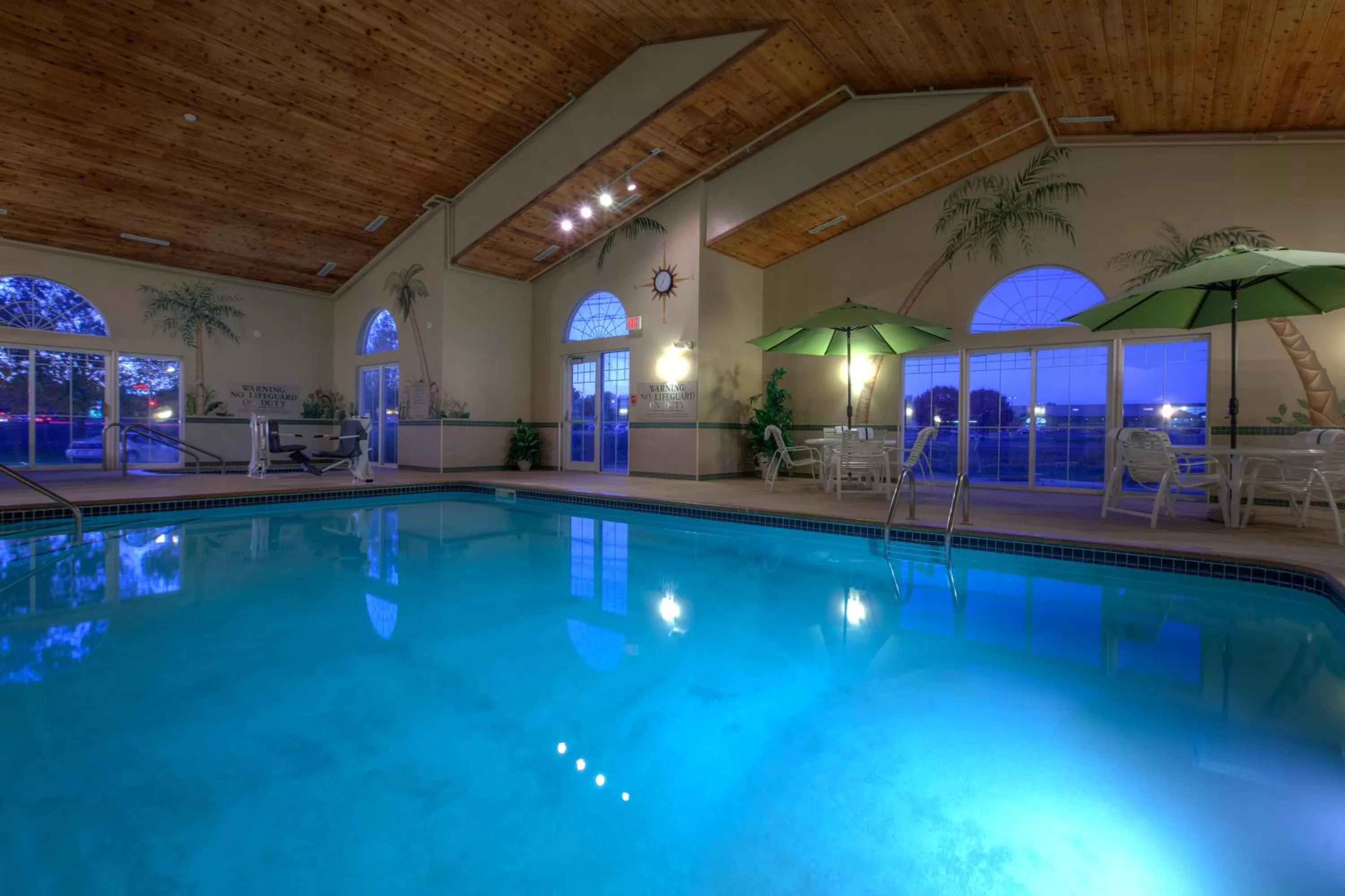 Swimming pool in Country Inn & Suites by Radisson, Waterloo, IA