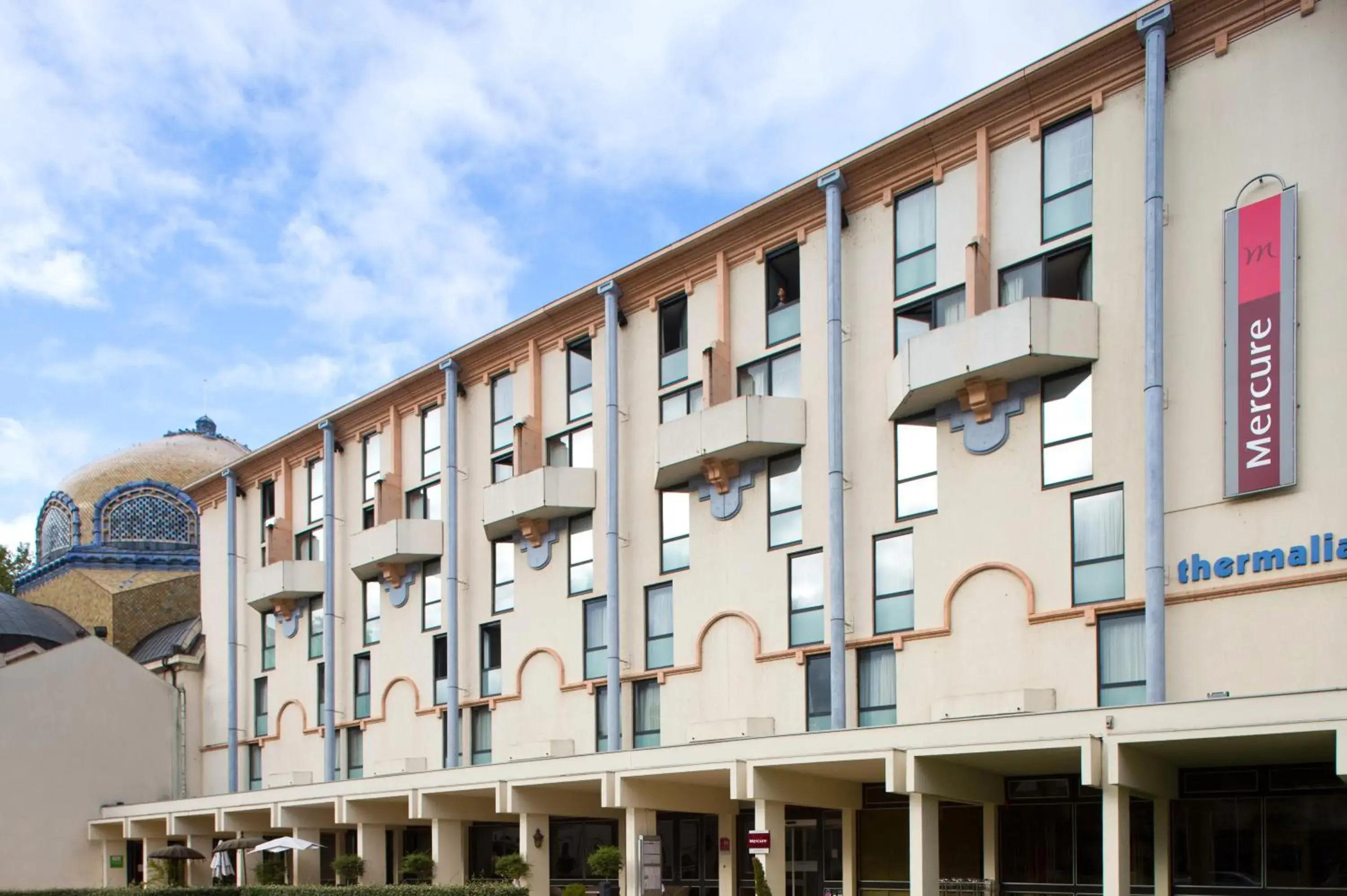 Facade/entrance in Hotel Mercure Vichy Thermalia