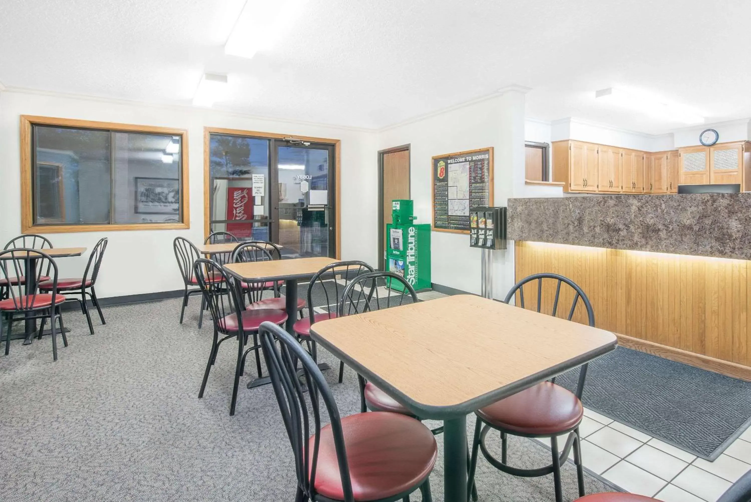 Photo of the whole room, Restaurant/Places to Eat in Super 8 by Wyndham Morris