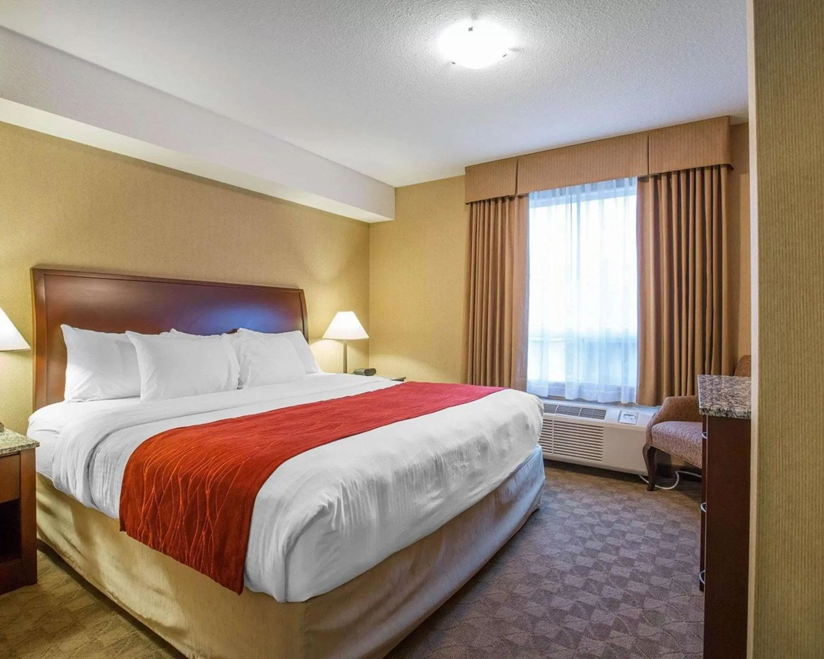 Photo of the whole room, Bed in Comfort Inn & Suites Airdrie