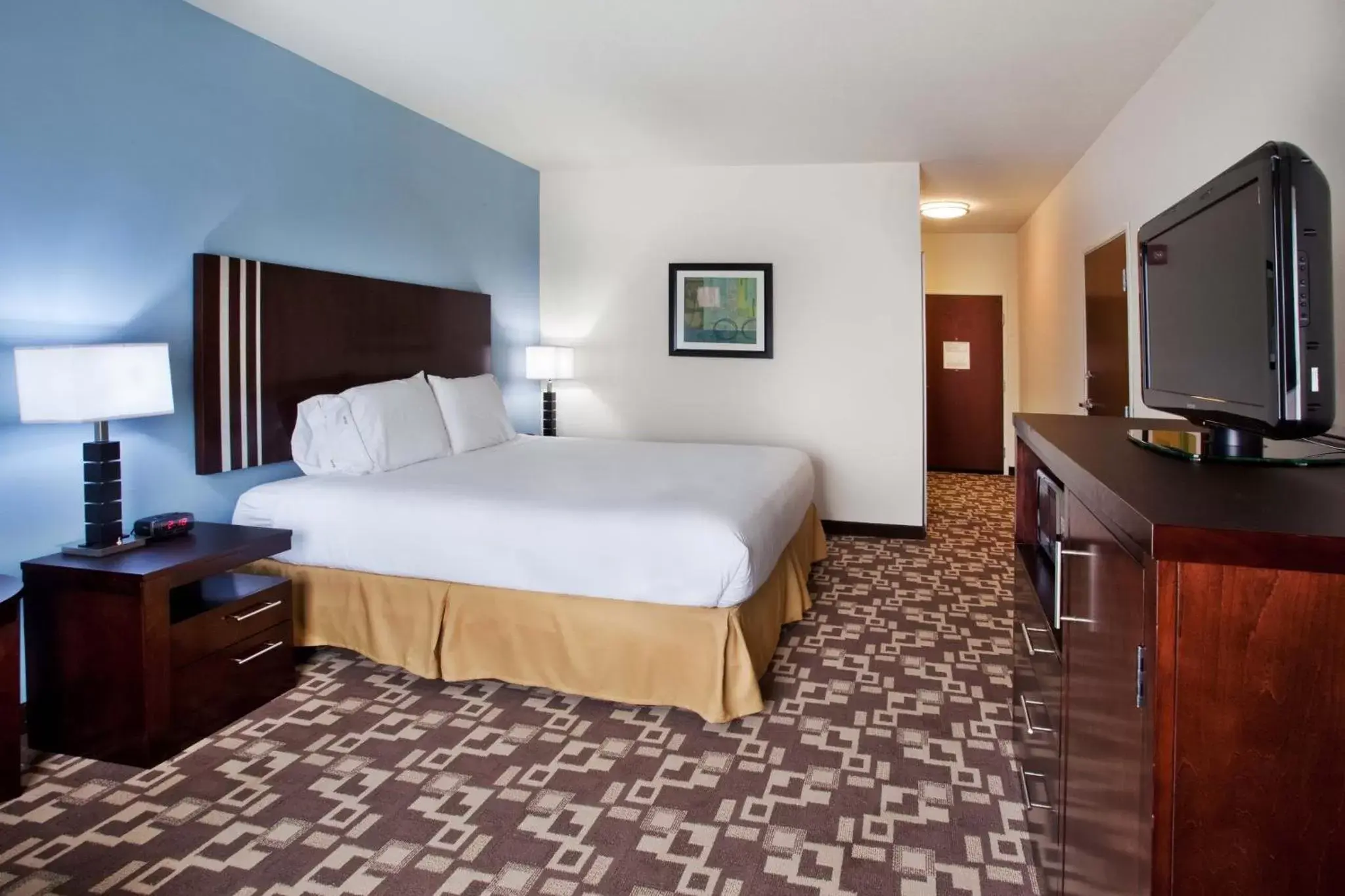 Photo of the whole room, Bed in Holiday Inn Express Hotel & Suites Atlanta Airport West - Camp Creek, an IHG Hotel