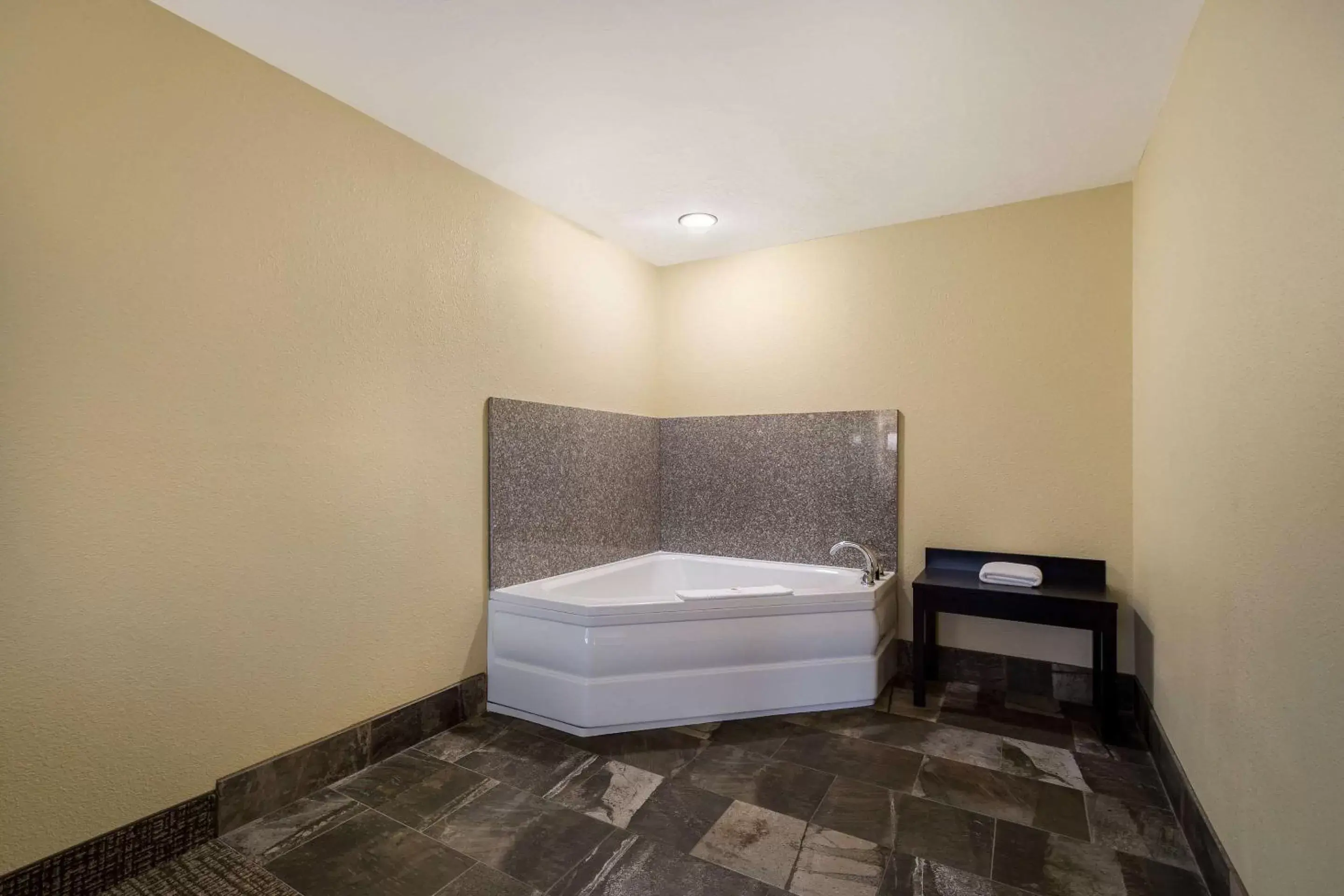 Bedroom, Bathroom in Comfort Inn Yankton SD