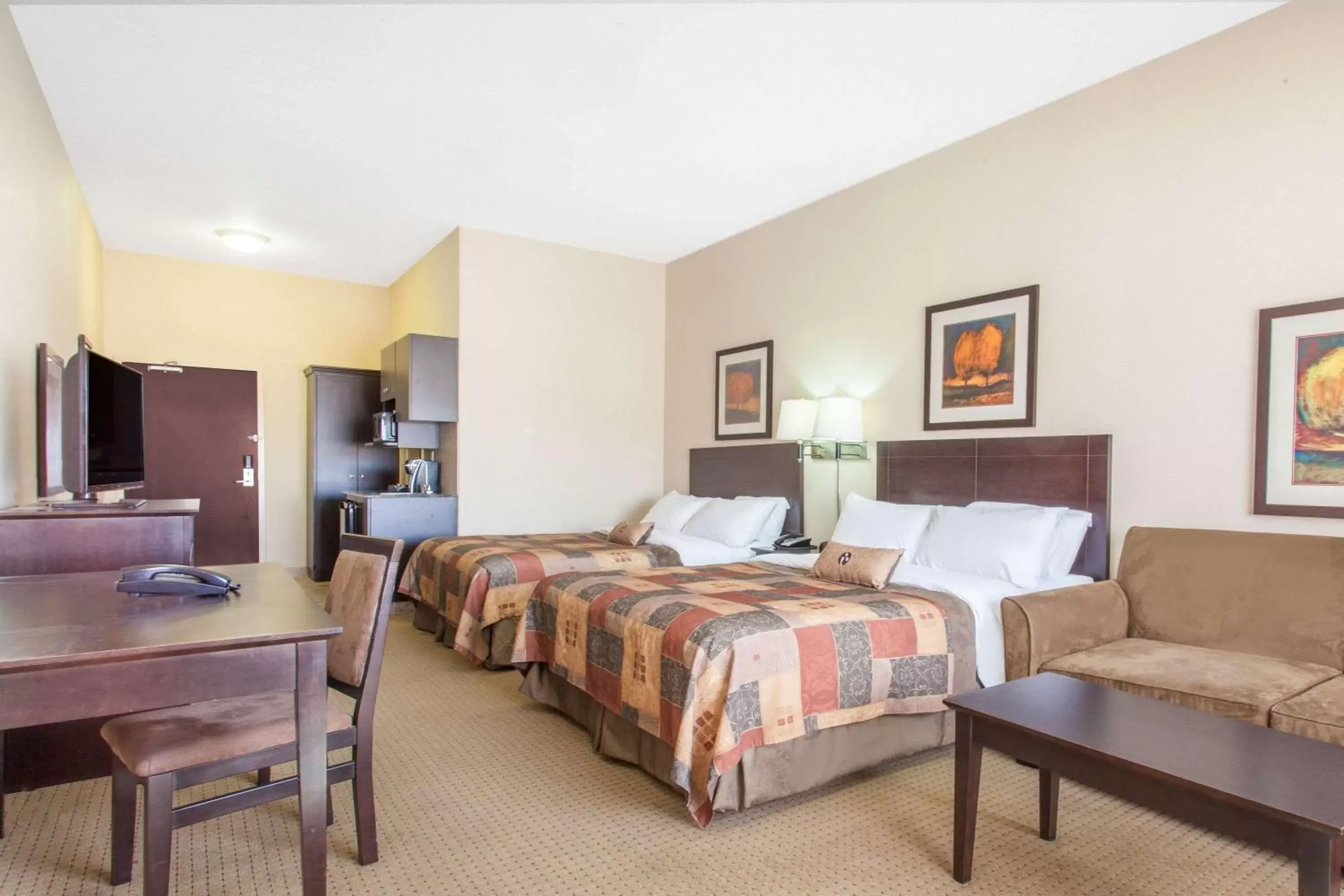 Photo of the whole room, Bed in Ramada by Wyndham Pincher Creek