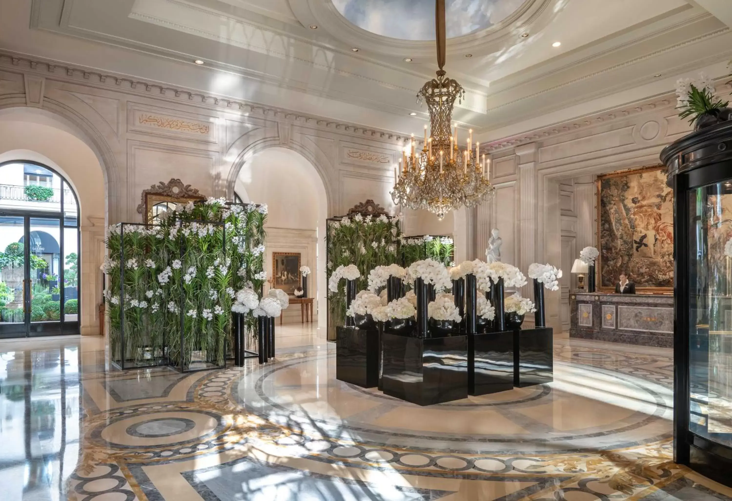 Lobby or reception, Restaurant/Places to Eat in Four Seasons Hotel George V Paris