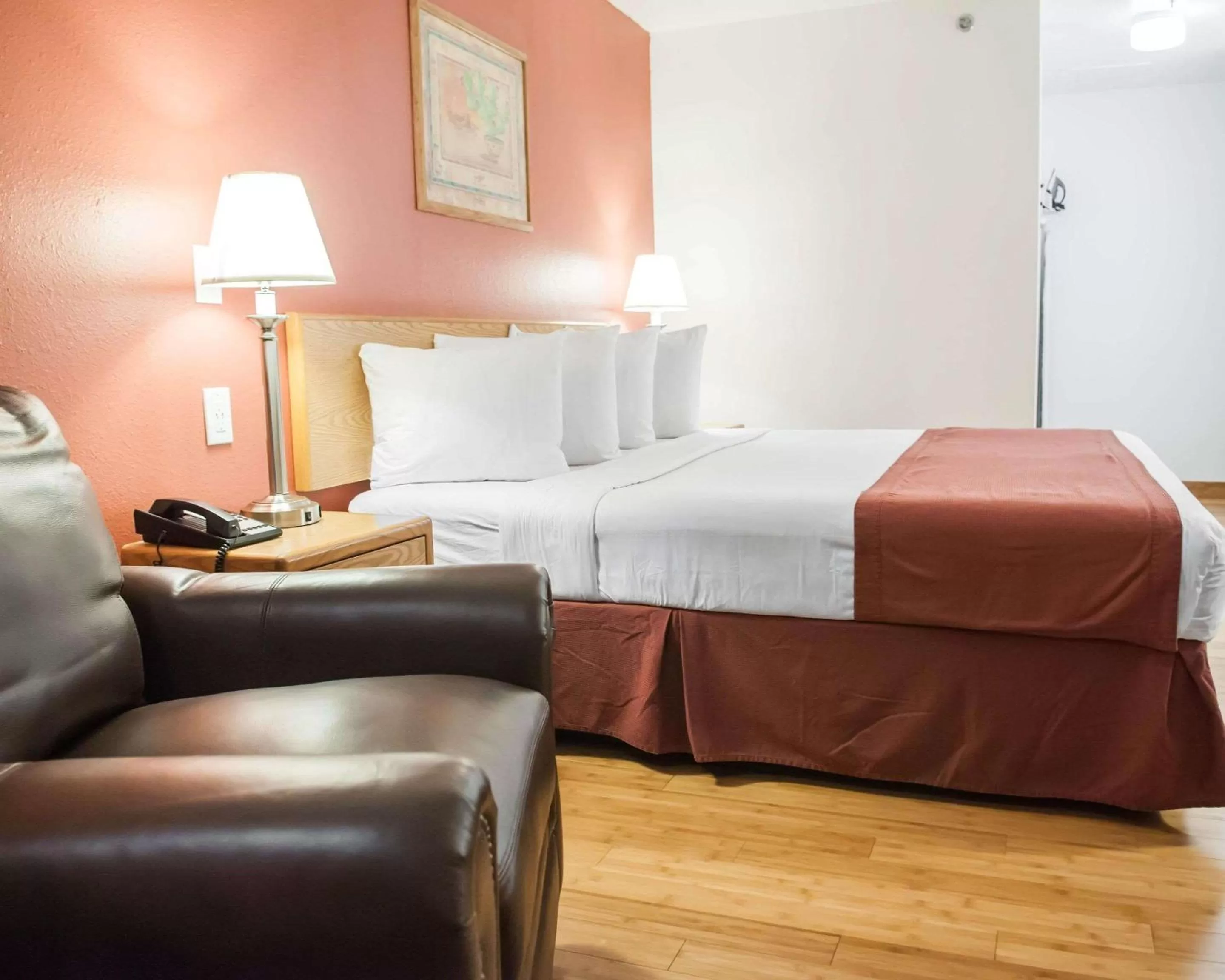 Photo of the whole room, Bed in Econo Lodge Albuquerque Old Town