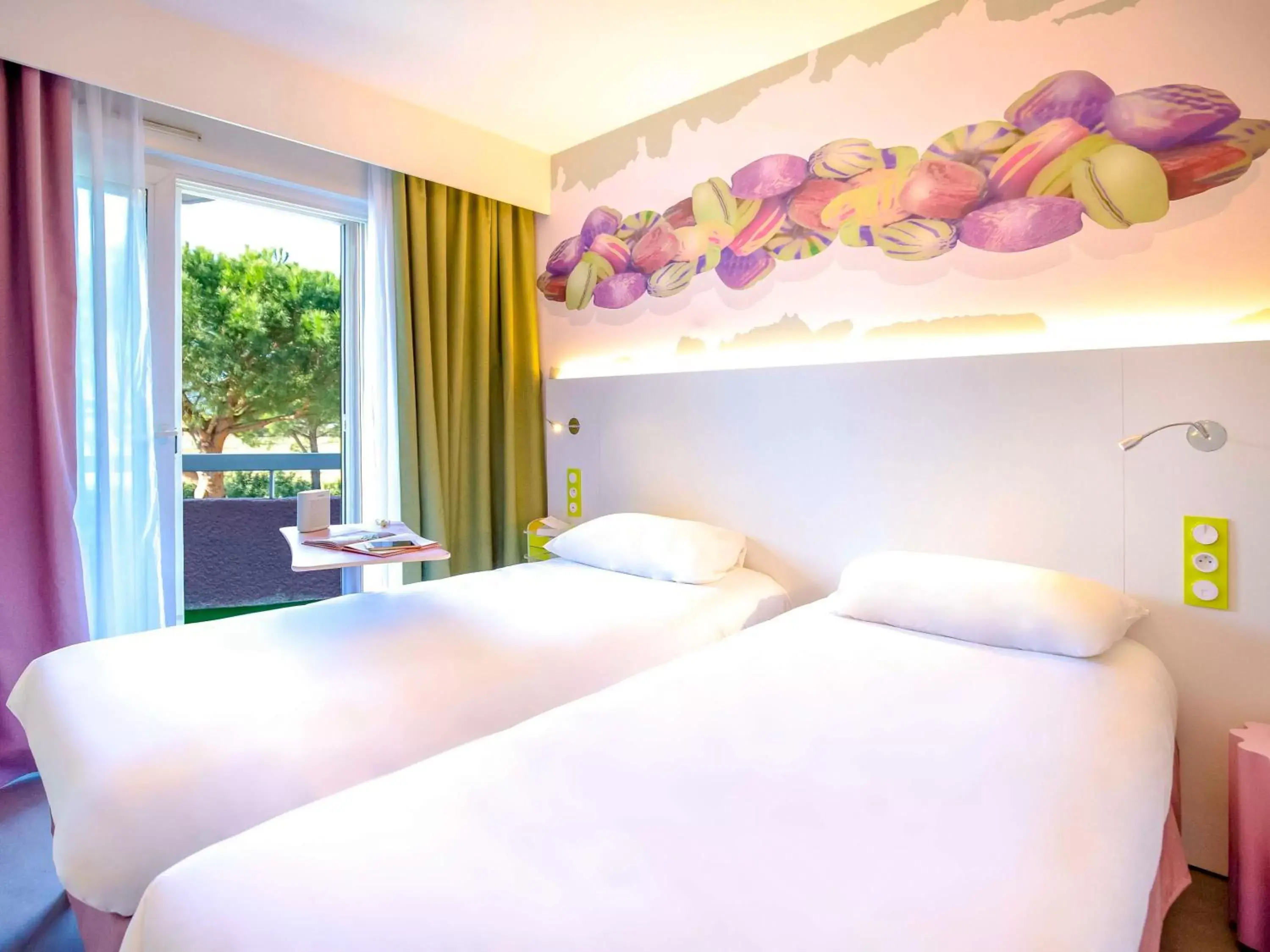 Bedroom, Bed in ibis Styles Fréjus St Raphael