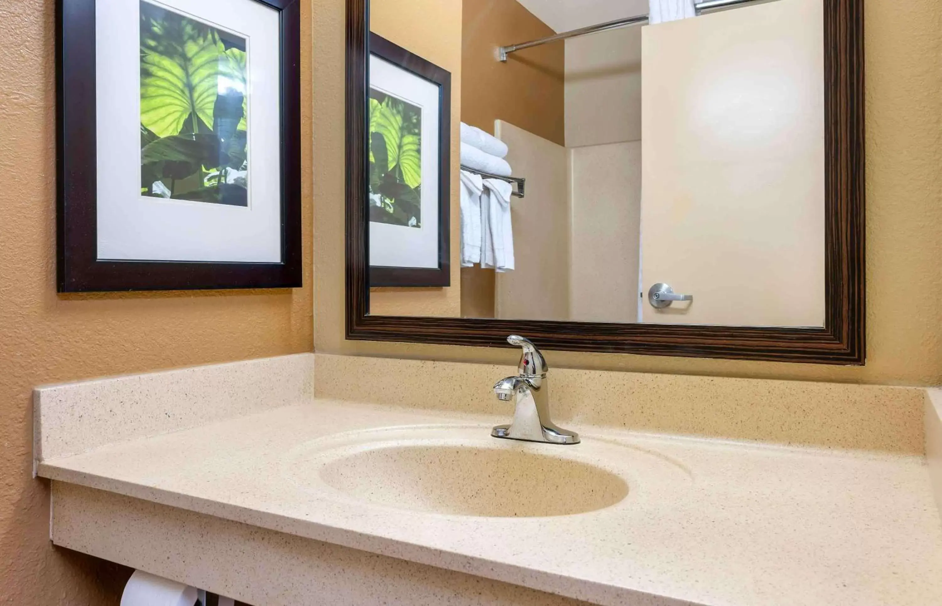 Bathroom in Extended Stay America Suites - Cincinnati - Florence - Turfway Rd