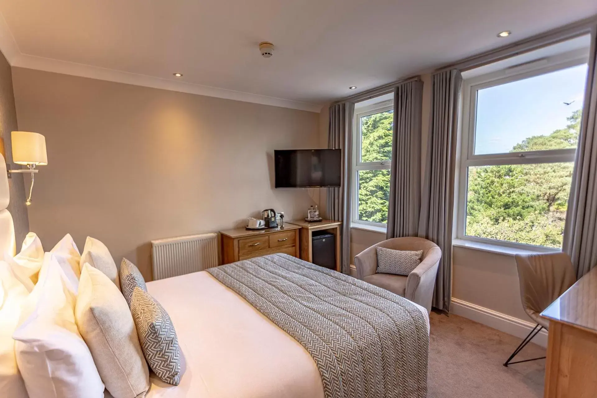 Quiet street view, Bed in The Carlyon Bay Hotel and Spa Quiet street view, Bed in The Carlyon Bay Hotel and Spa