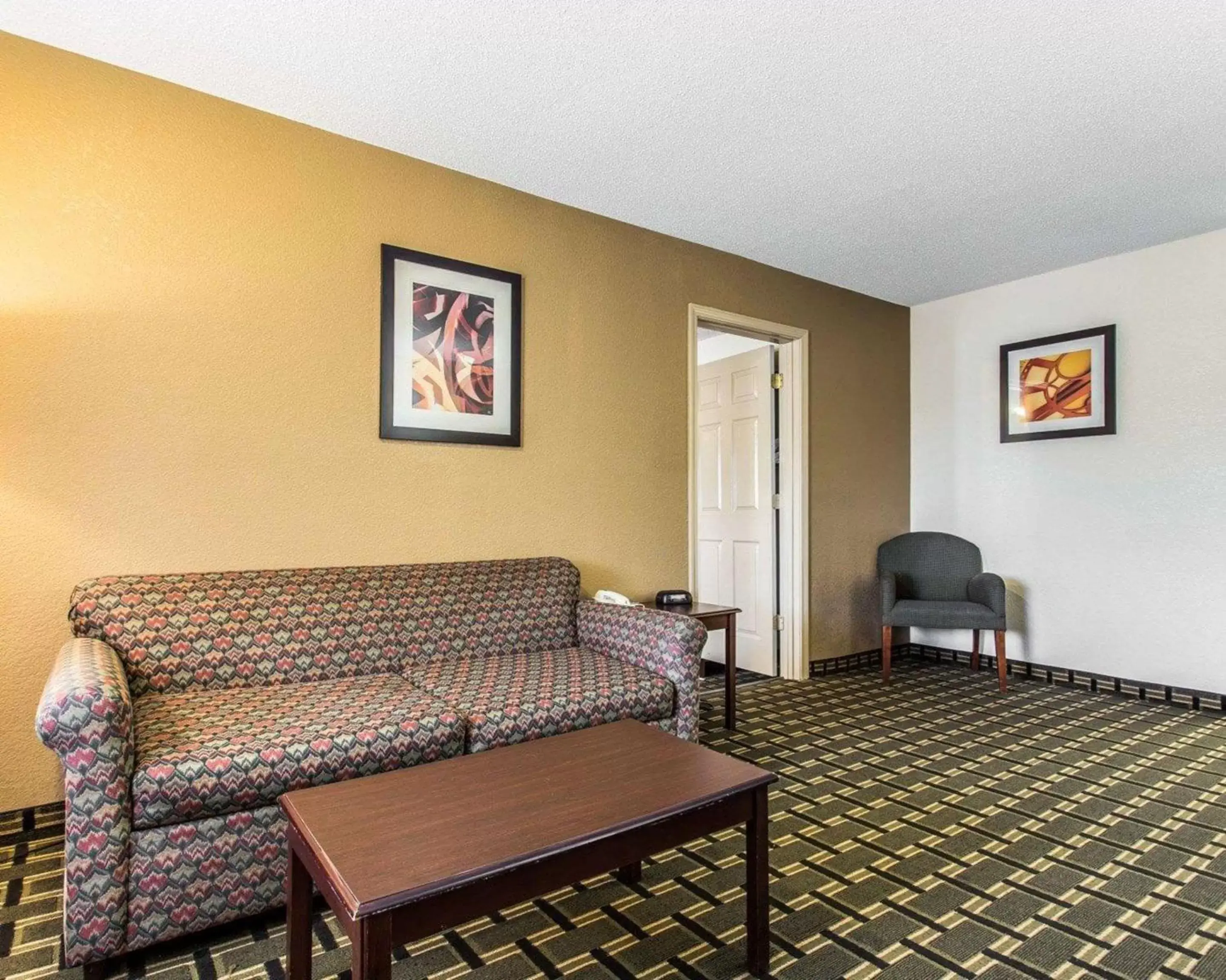 Photo of the whole room, Seating Area in Quality Inn & Suites Morrow Atlanta South