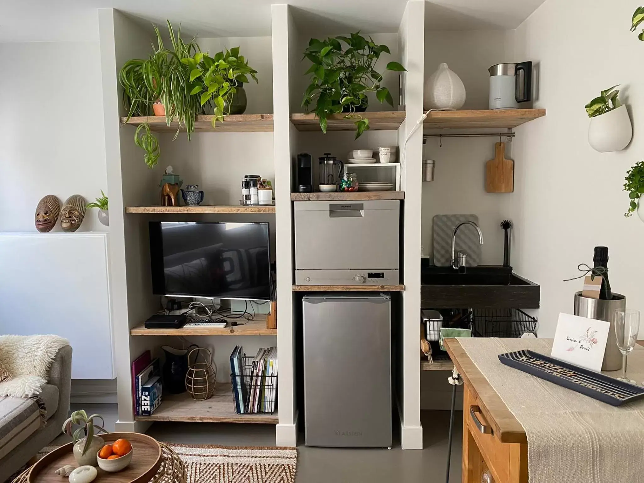 TV and multimedia, Kitchen/Kitchenette in Romantic Wellness BnB Noordwijk