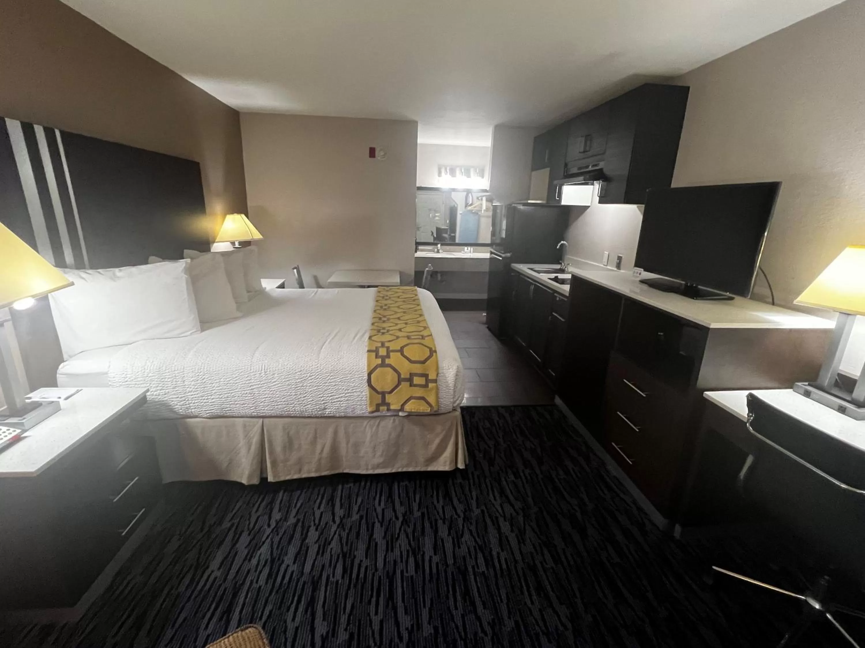 Photo of the whole room, Bed in Baymont by Wyndham Port Arthur - Groves Area