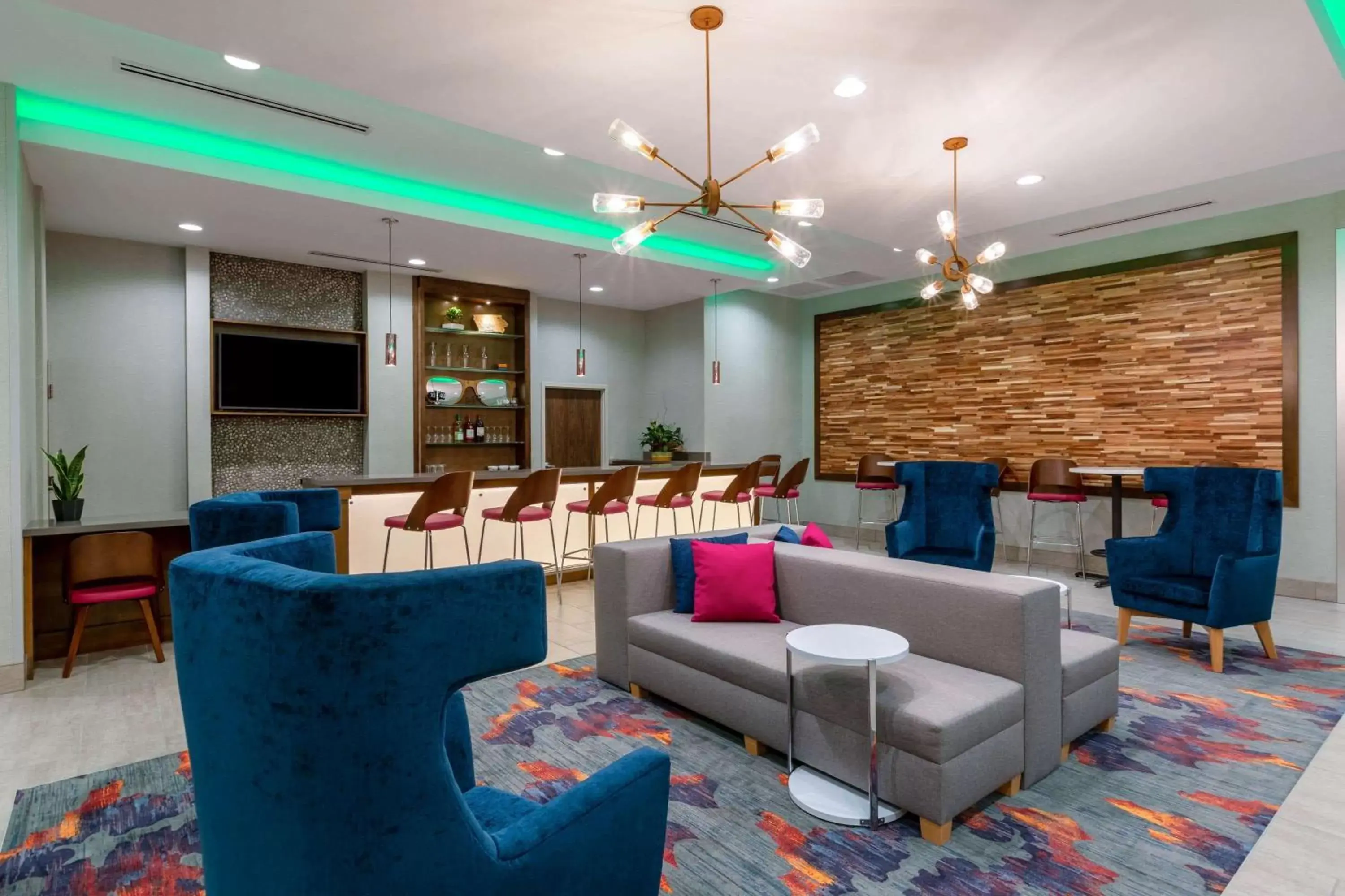 Lounge or bar in La Quinta by Wyndham Altoona Des Moines