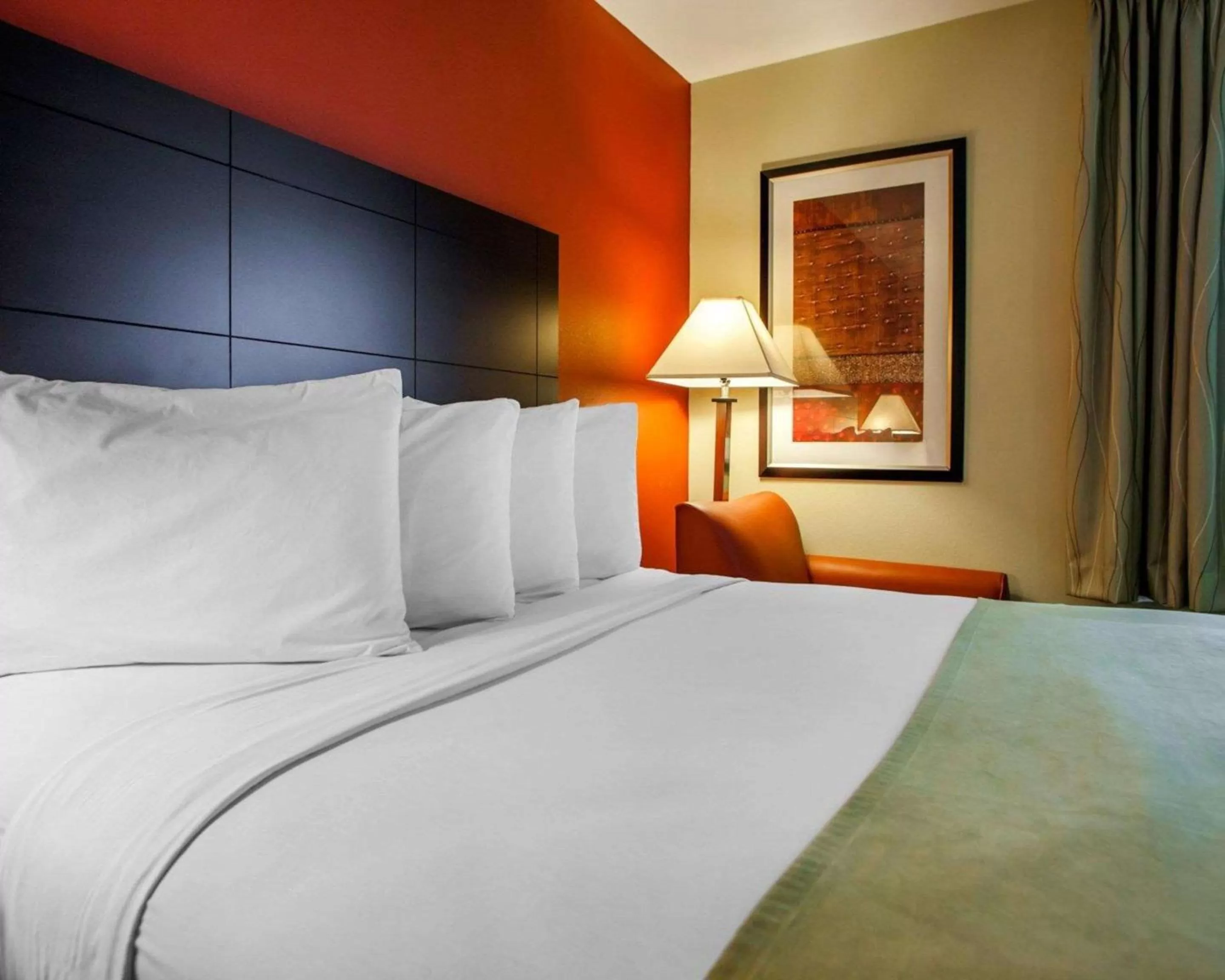 Photo of the whole room, Bed in Suburban Studios Cedar Falls