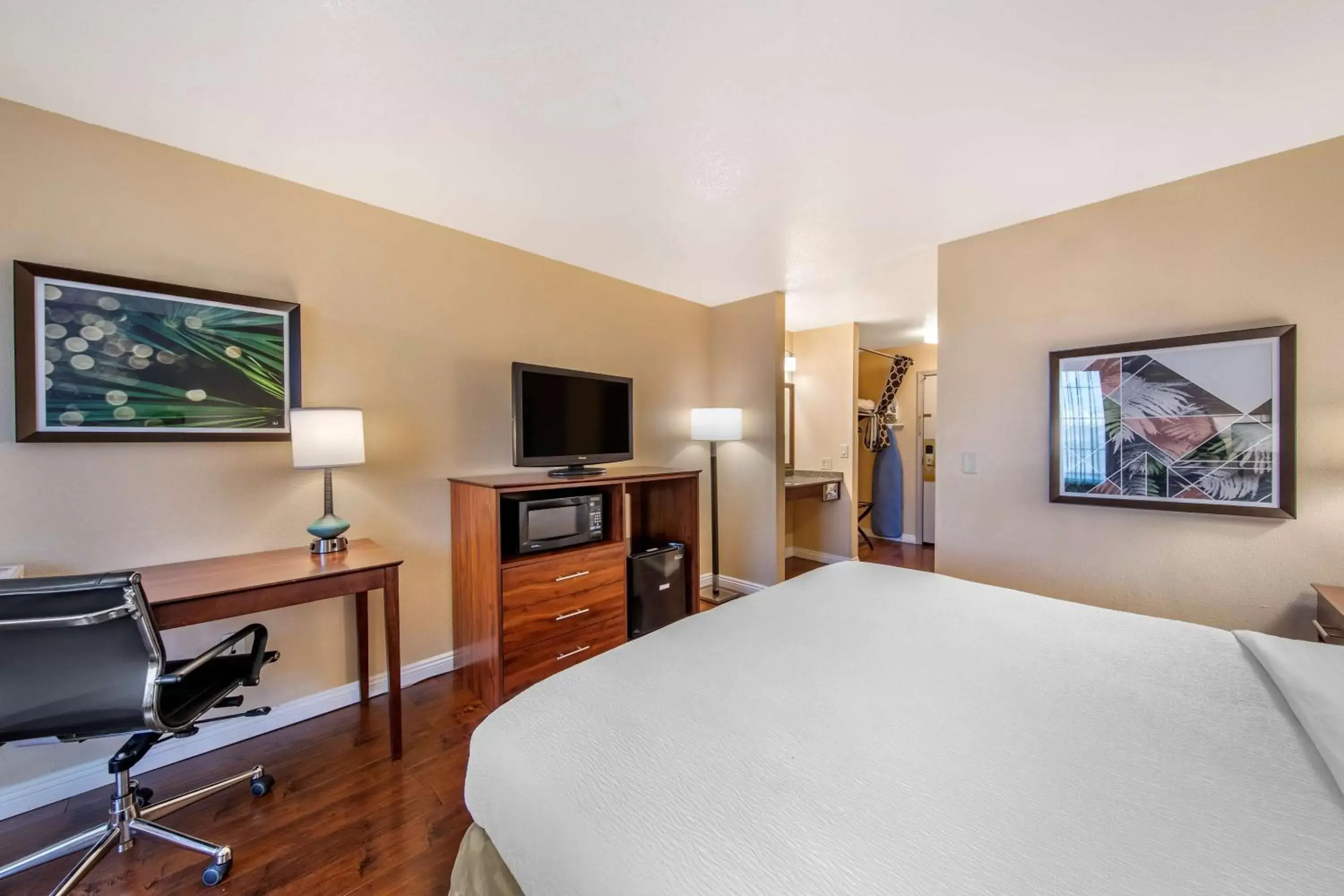 Bedroom, TV/Entertainment Center in Best Western Plus John Jay Inn & Suites