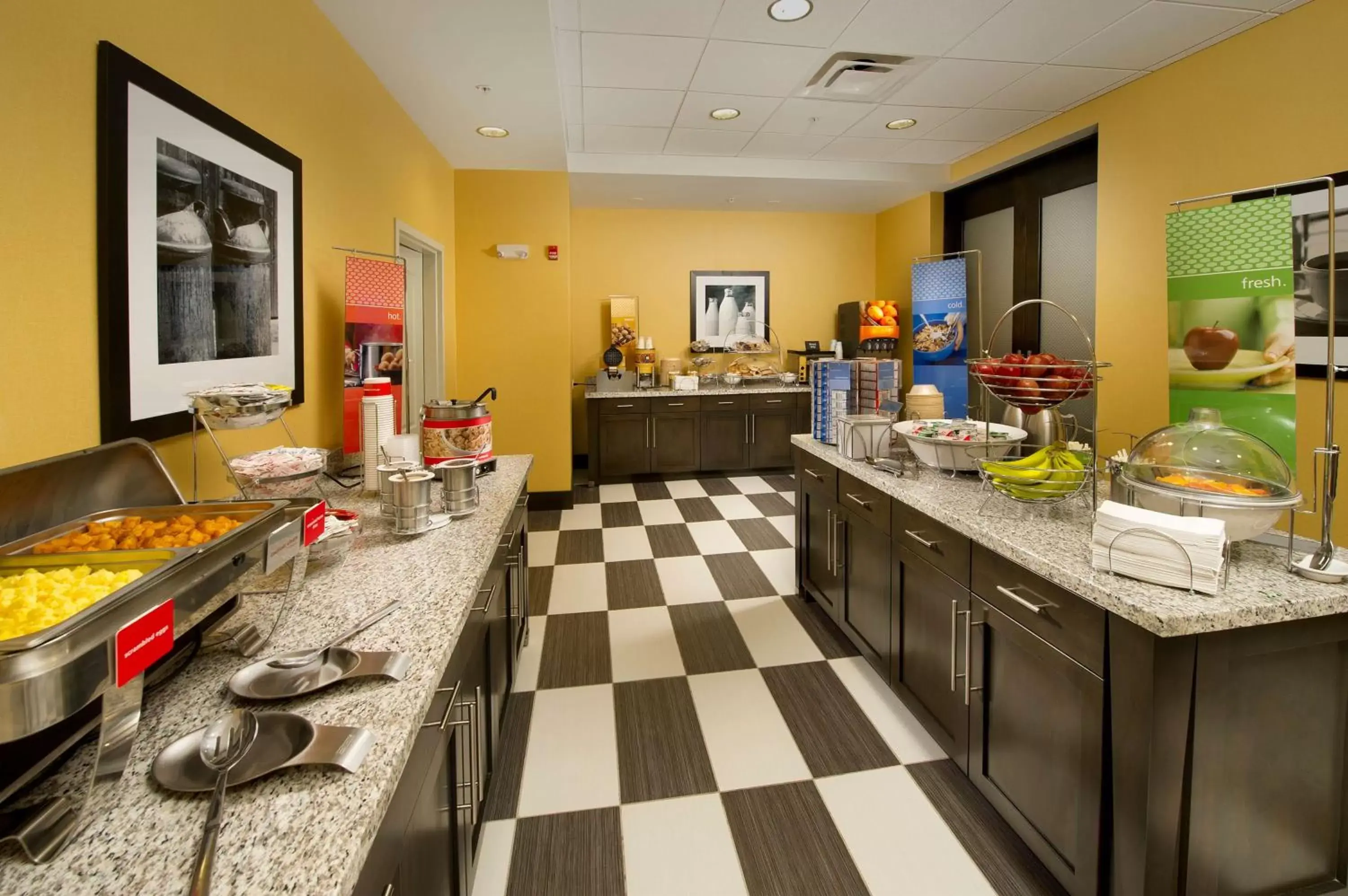 Restaurant/places to eat, Kitchen/Kitchenette in Hampton Inn & Suites - Buffalo Airport