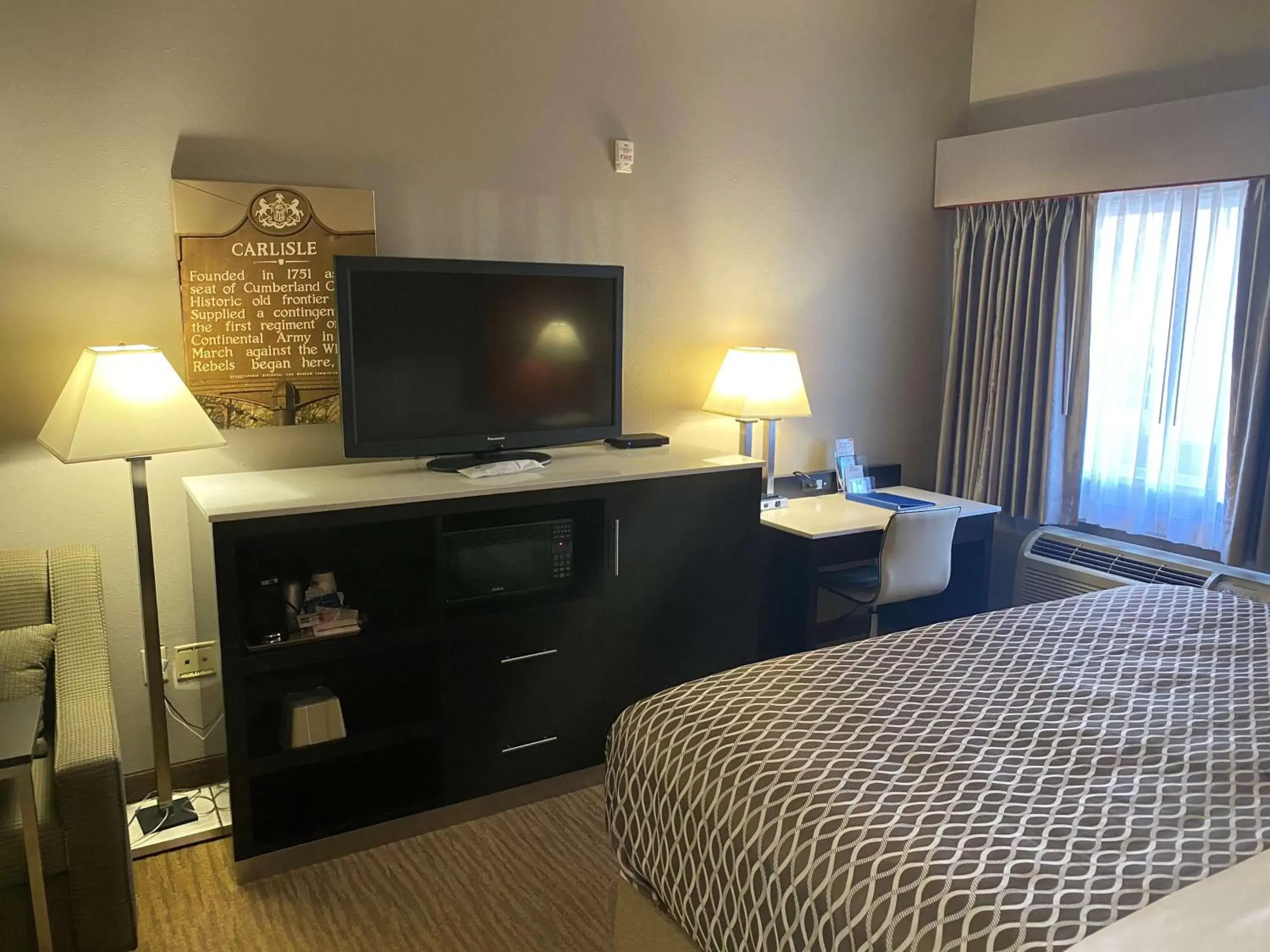 Bed, TV/Entertainment Center in Best Western Carlisle