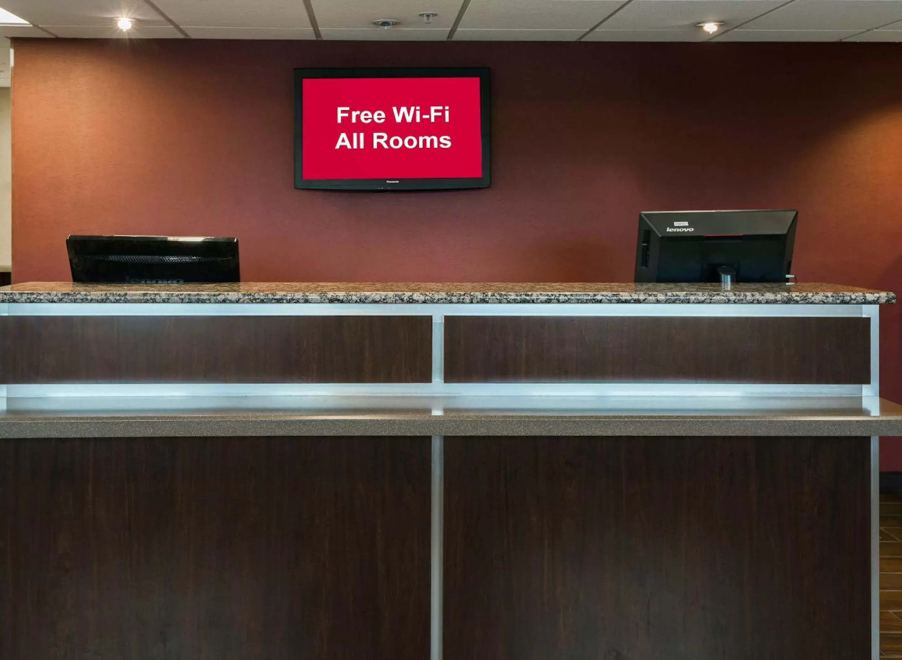 Lobby or reception in Red Roof Inn & Suites Omaha - Council Bluffs