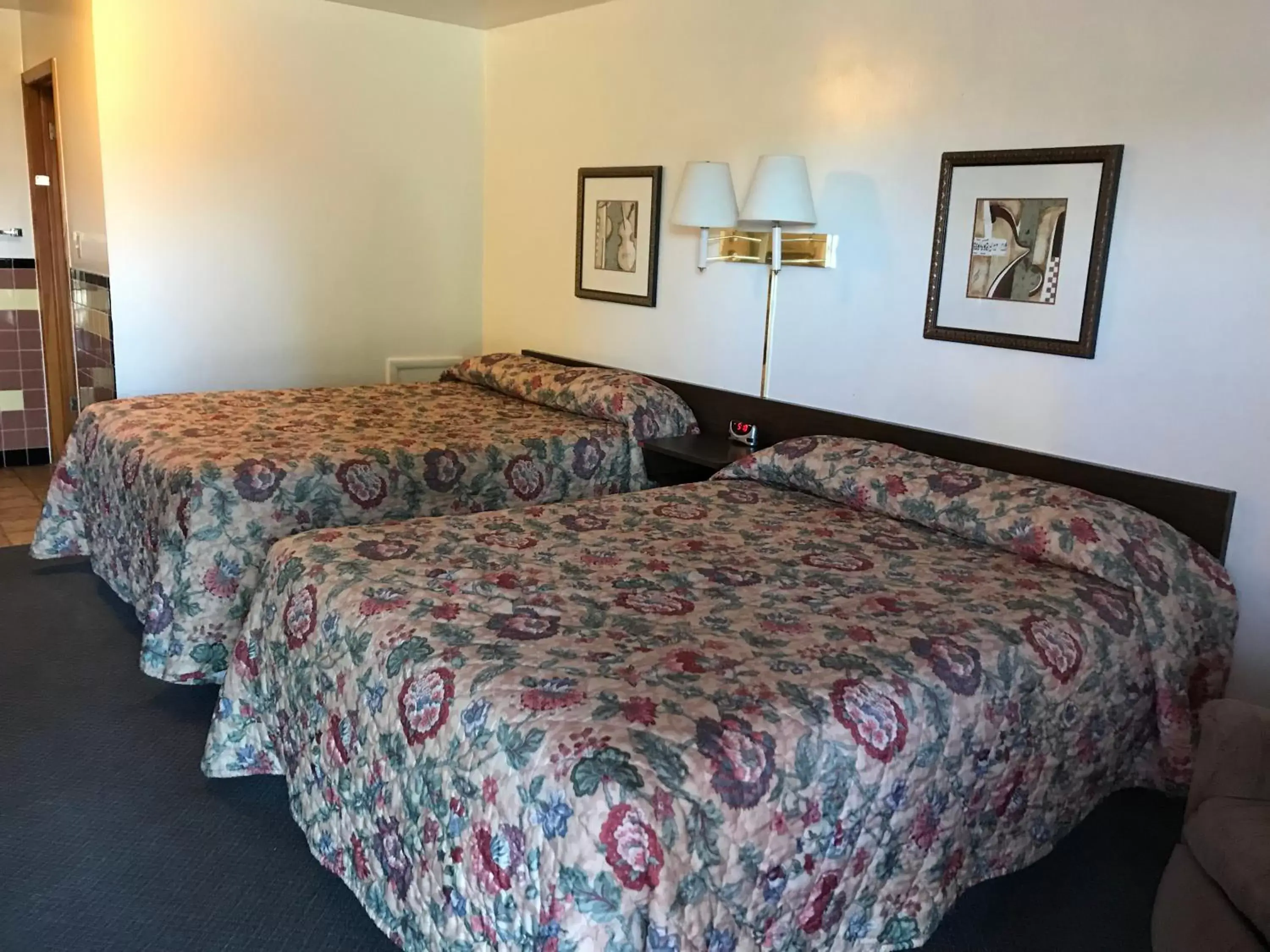 Bedroom, Bed in Motel Grand