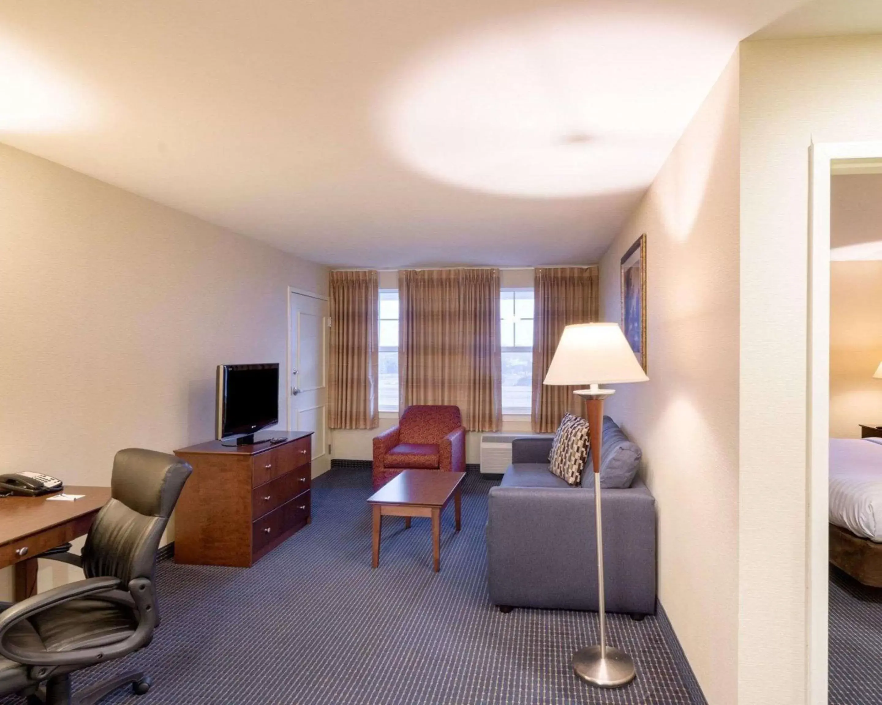 Photo of the whole room, Seating Area in Mainstay Suites Dover