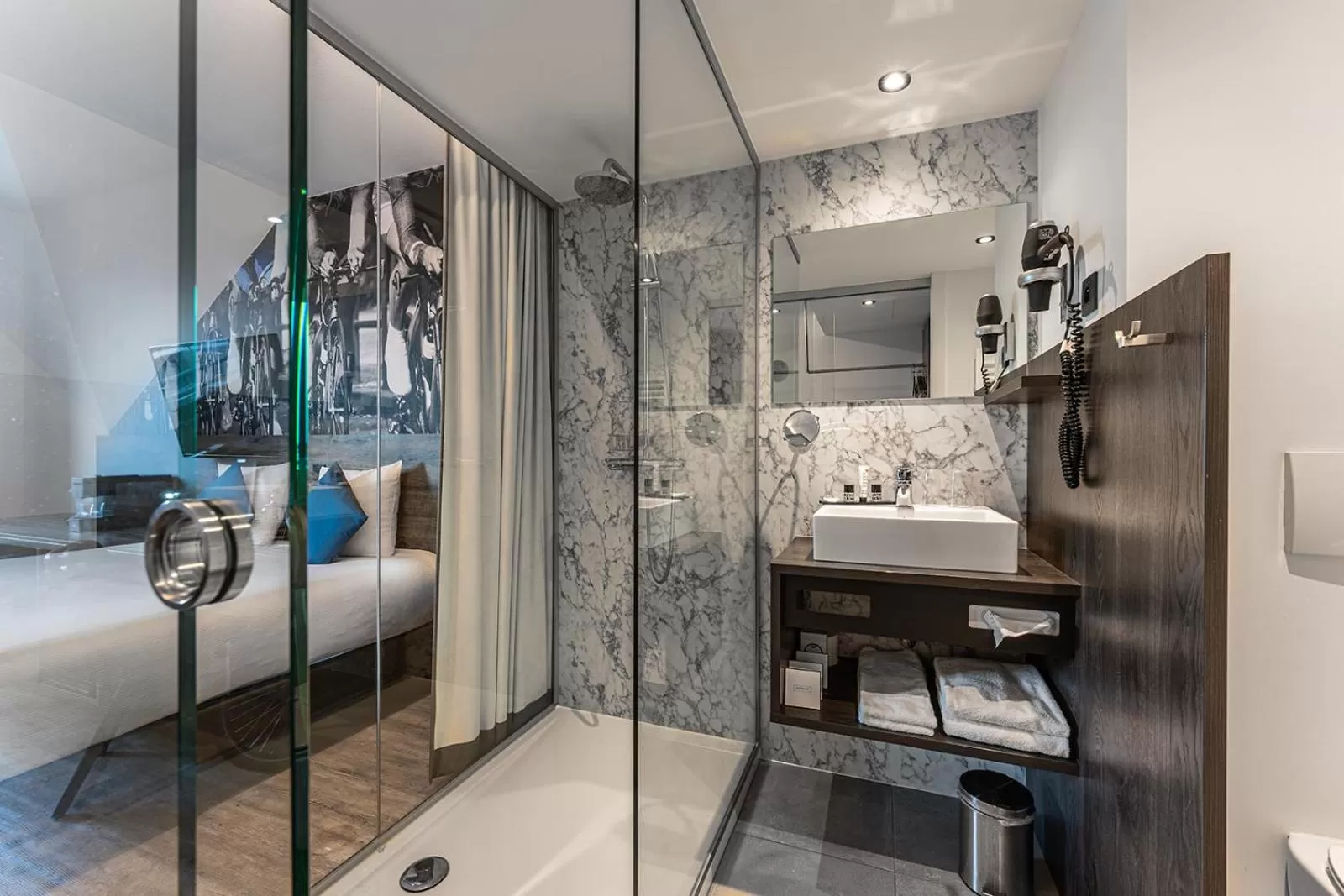 Shower, Bed in Velotel Brugge