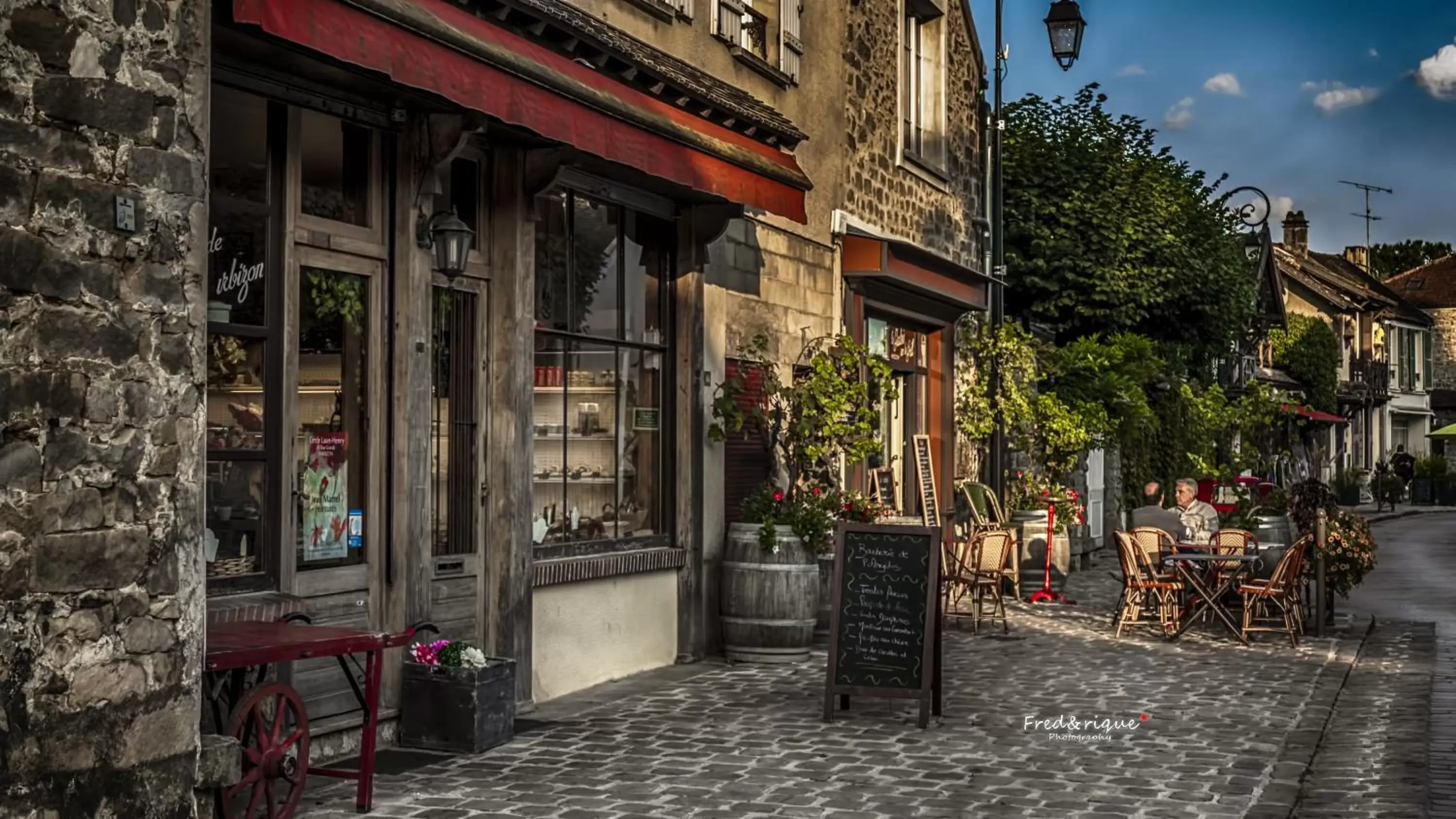 Shopping Area, Patio/Outdoor Area in Villa La Clef Des Champs