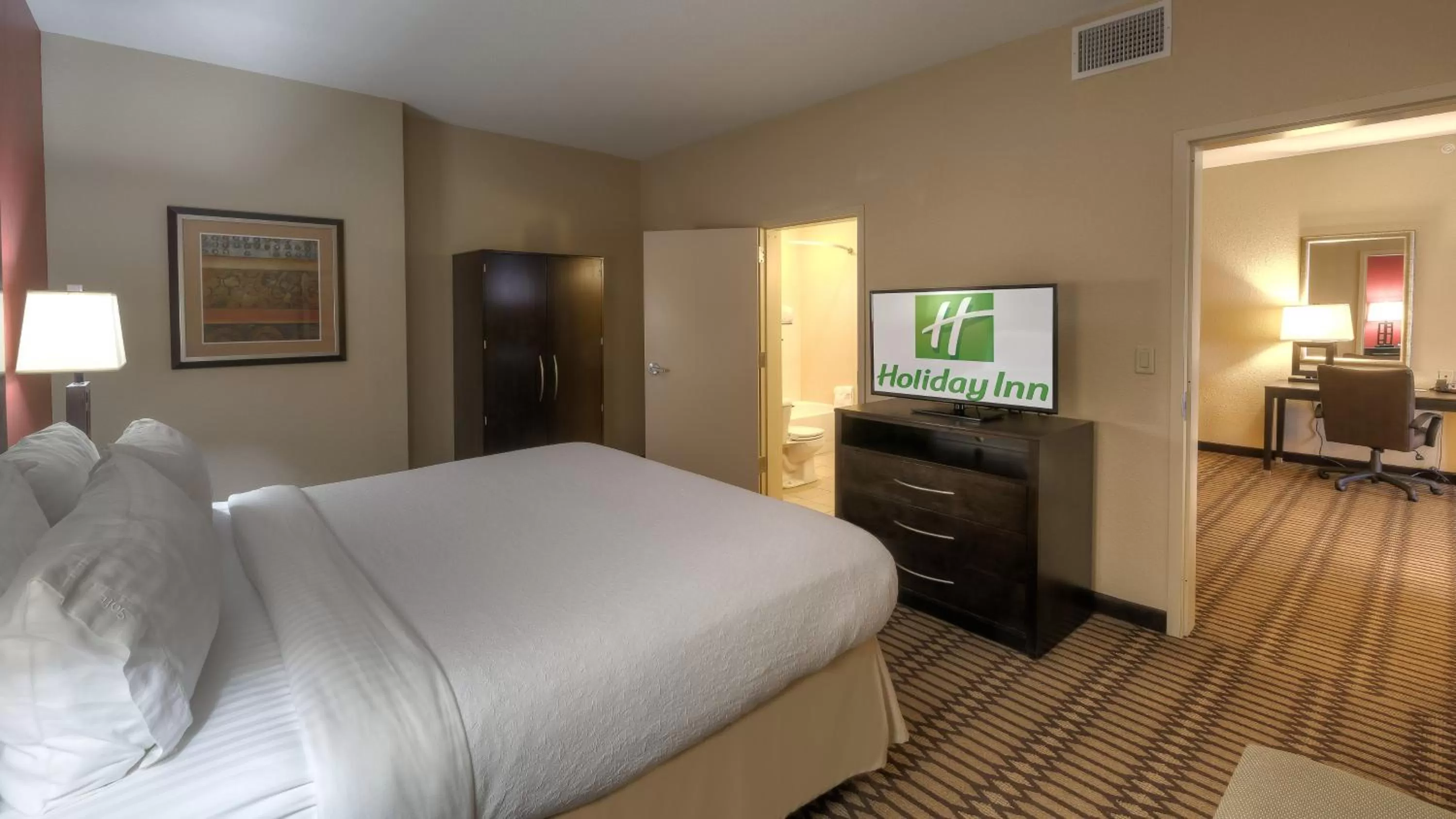 Photo of the whole room, Bed in Holiday Inn North Quail Springs by IHG