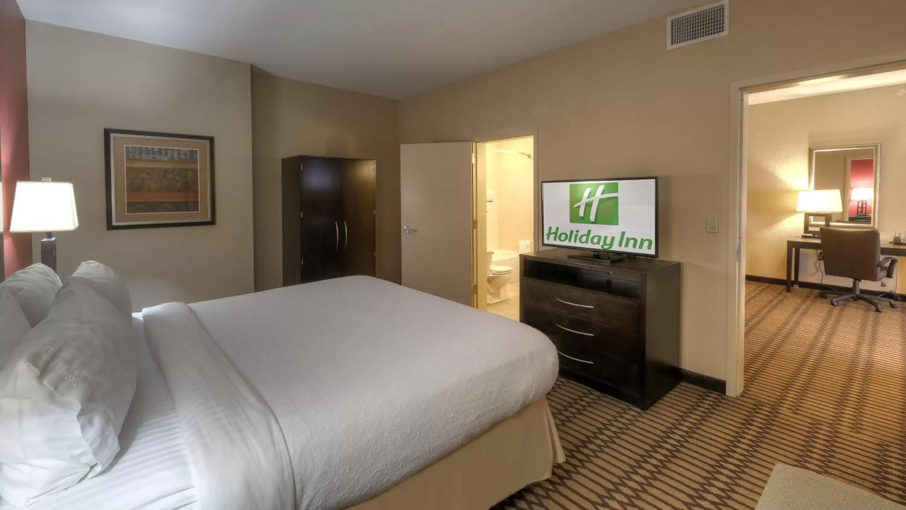 Photo of the whole room, Bed in Holiday Inn North Quail Springs, an IHG Hotel