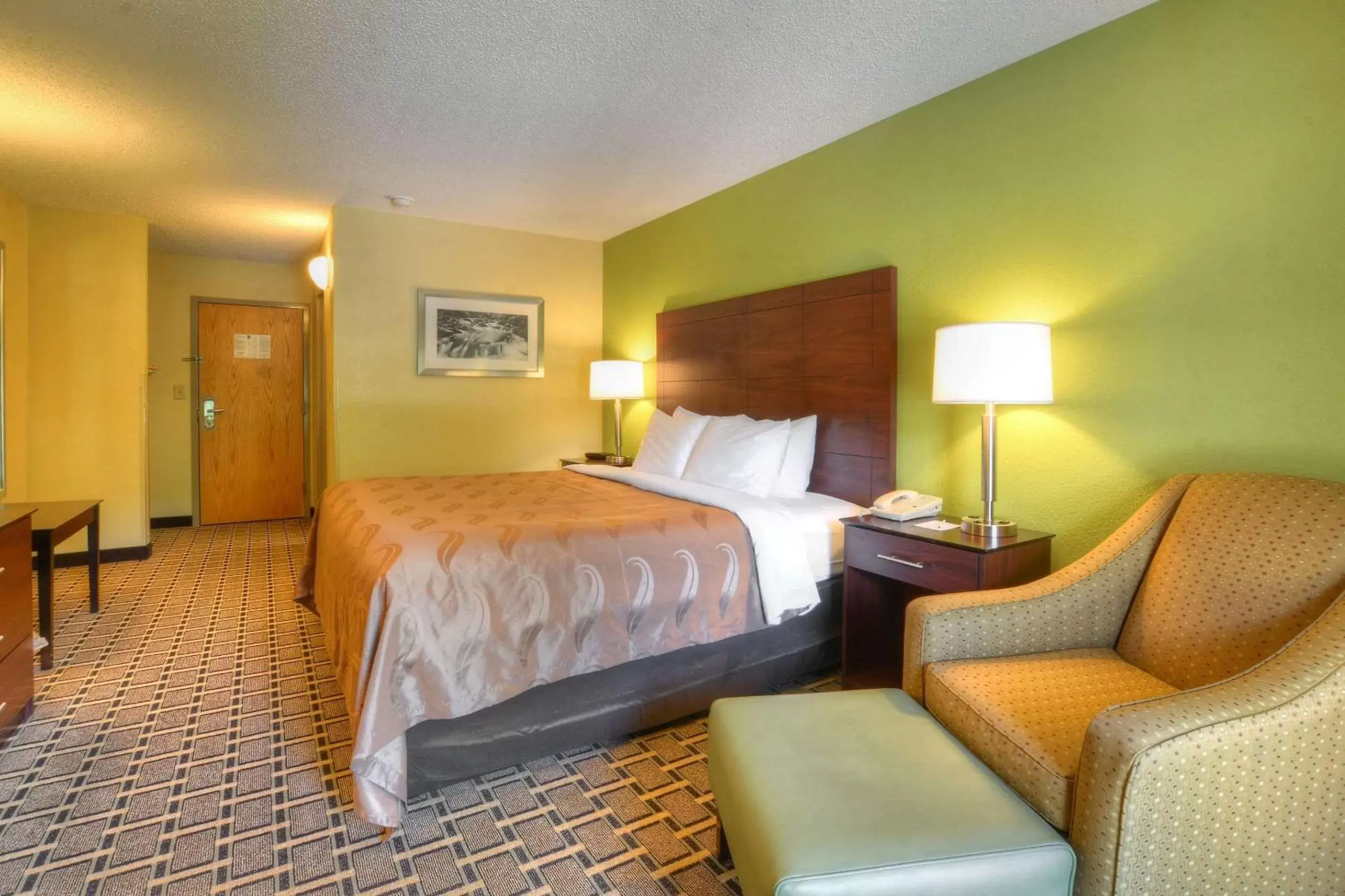 Photo of the whole room, Bed in Quality Inn Cherokee