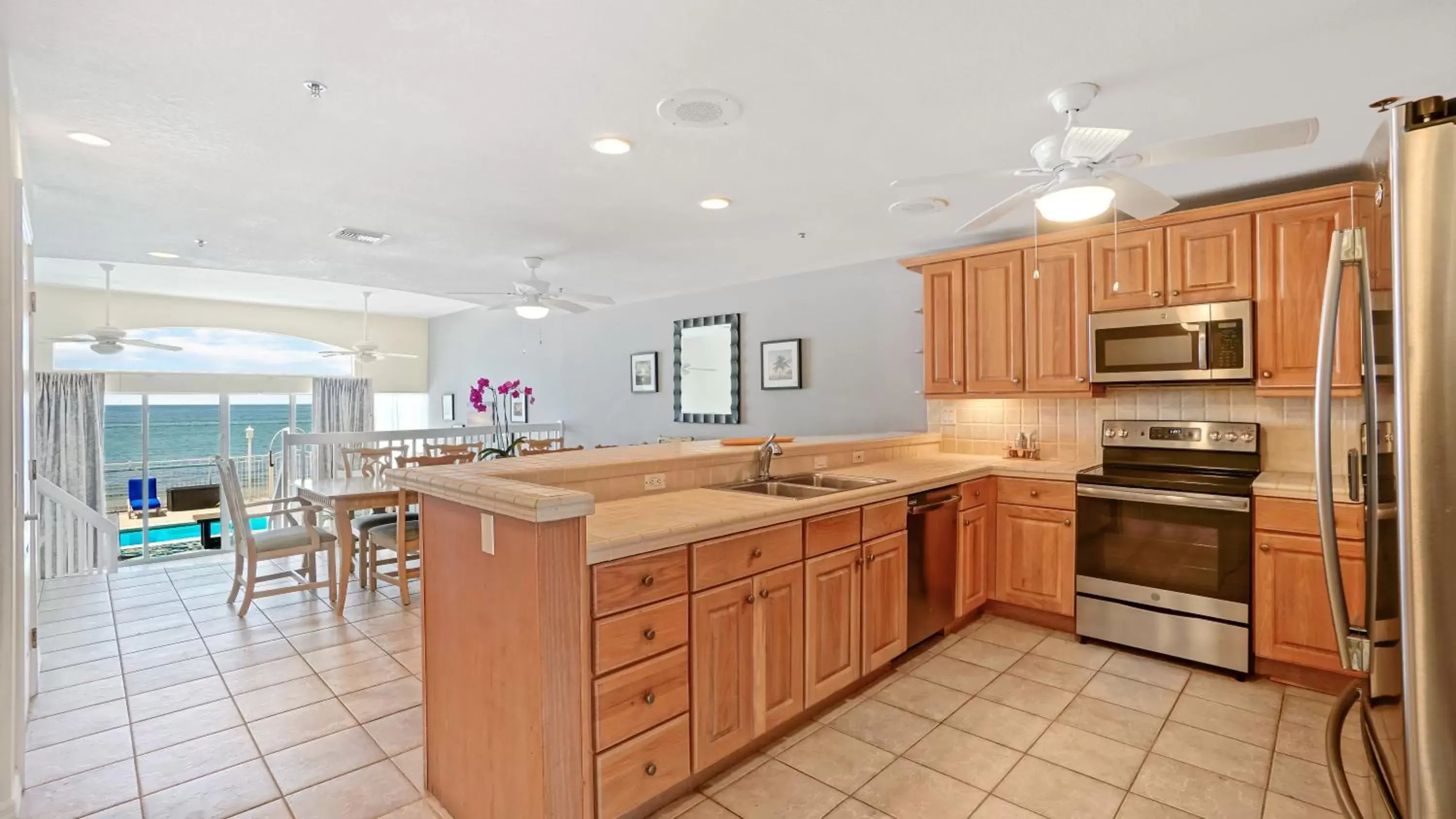 Kitchen or kitchenette, Kitchen/Kitchenette in Glunz Ocean Beach Hotel and Resort