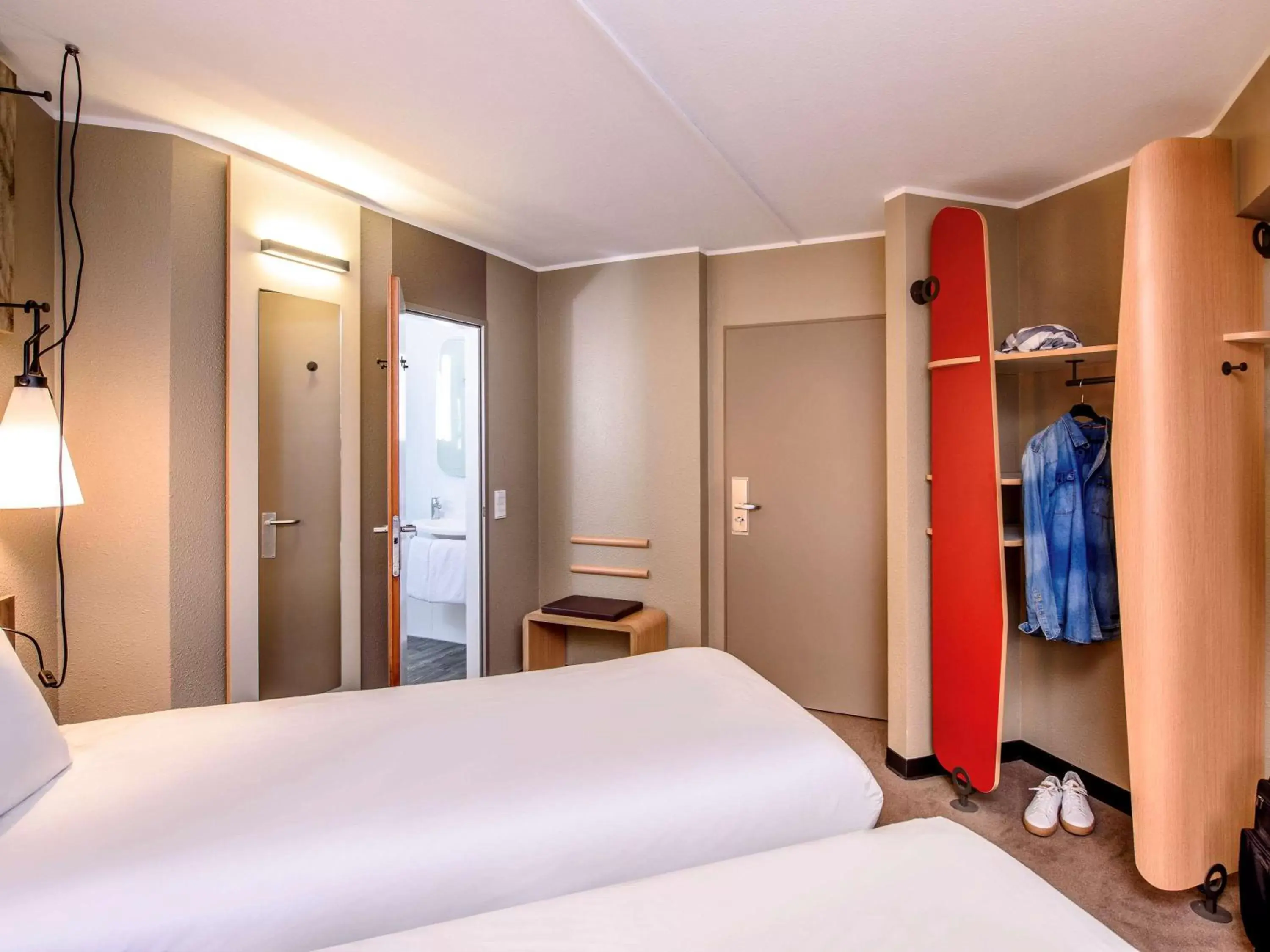 Photo of the whole room, Bed in ibis Frankfurt Centrum