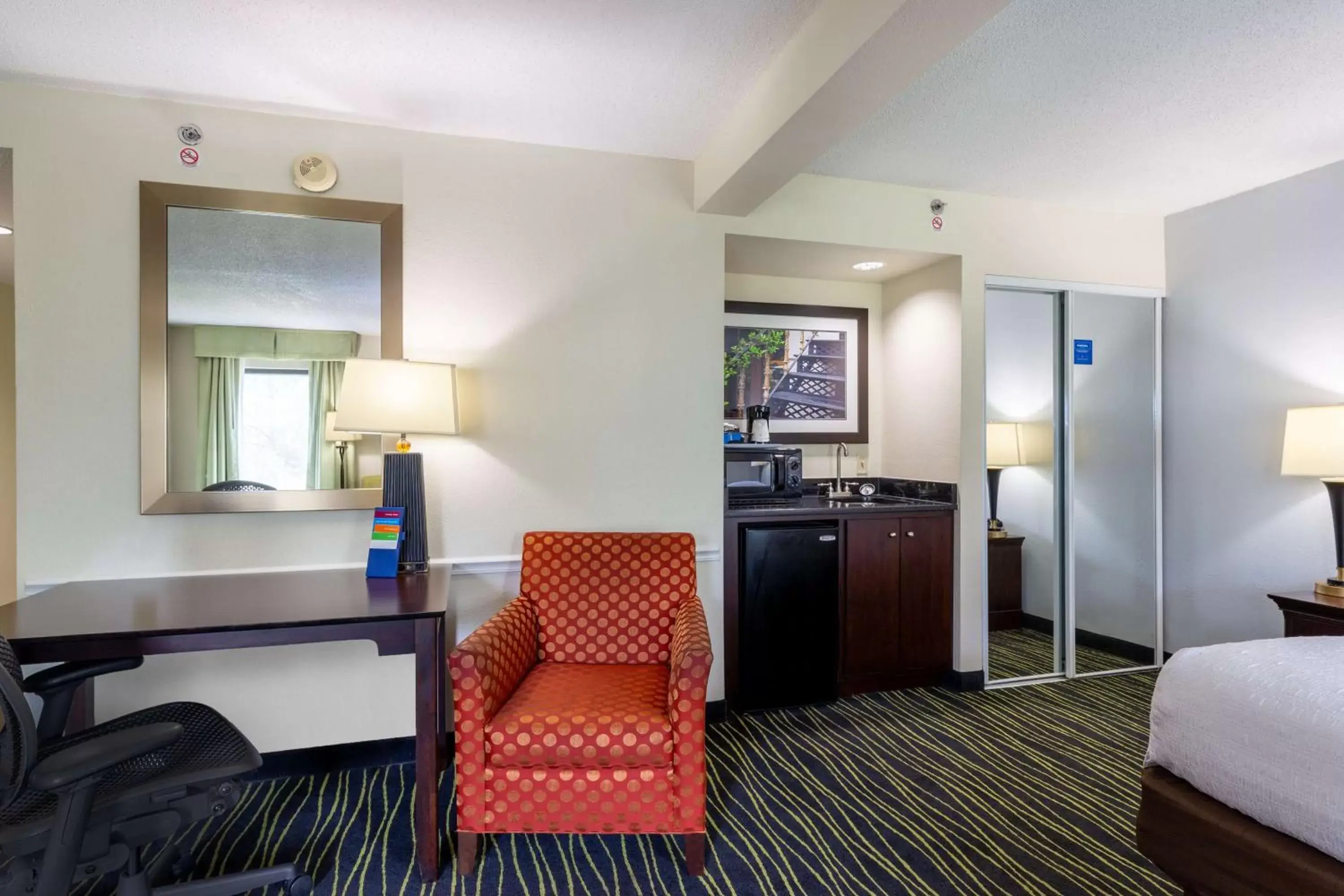 Bedroom, Seating Area in Hampton Inn Columbia I-26/Harbison Blvd