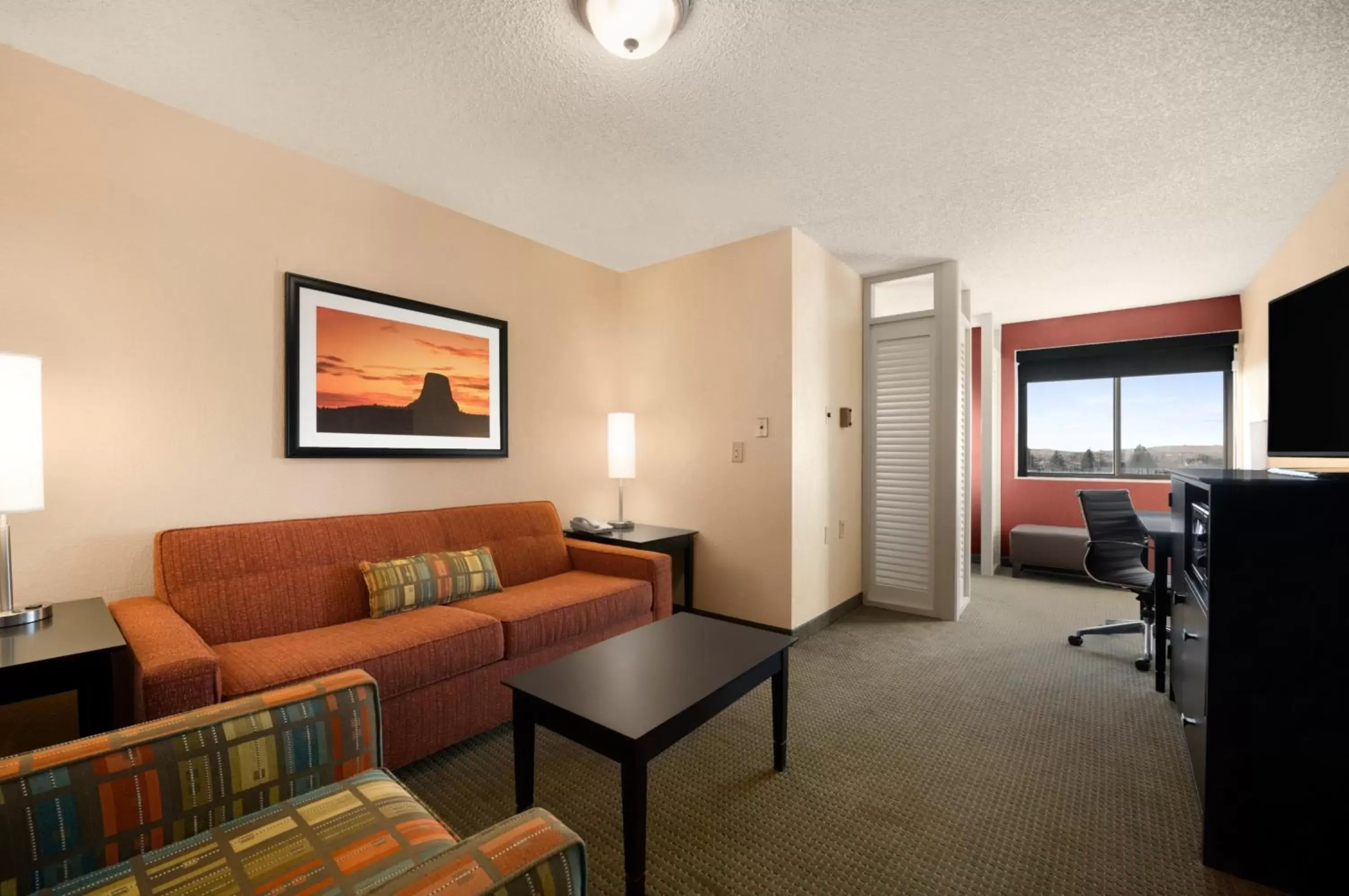 Living room, Seating Area in Ramada Plaza by Wyndham Gillette Conference Center