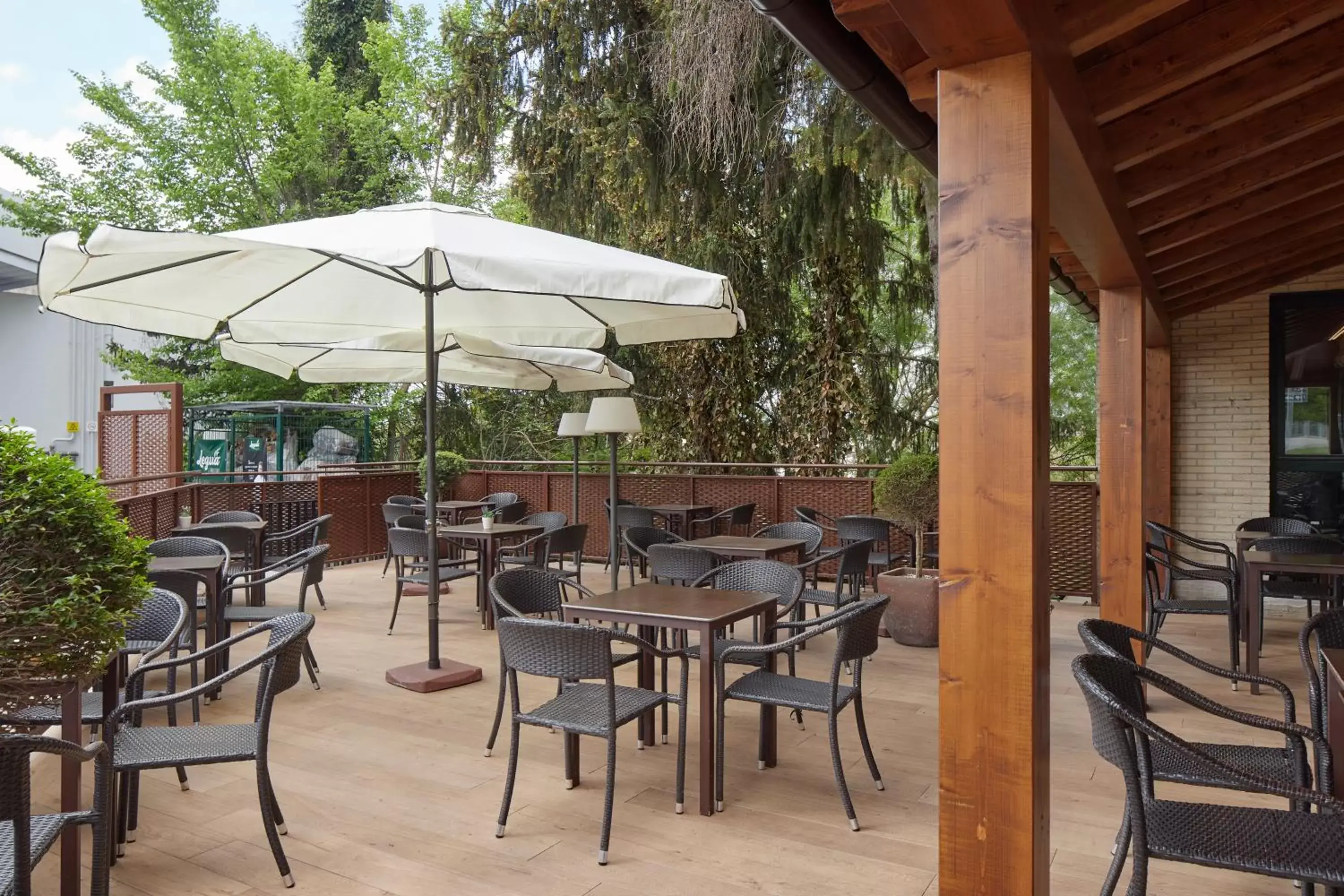 Patio, Restaurant/Places to Eat in Hotel Iriguibel Huarte Pamplona