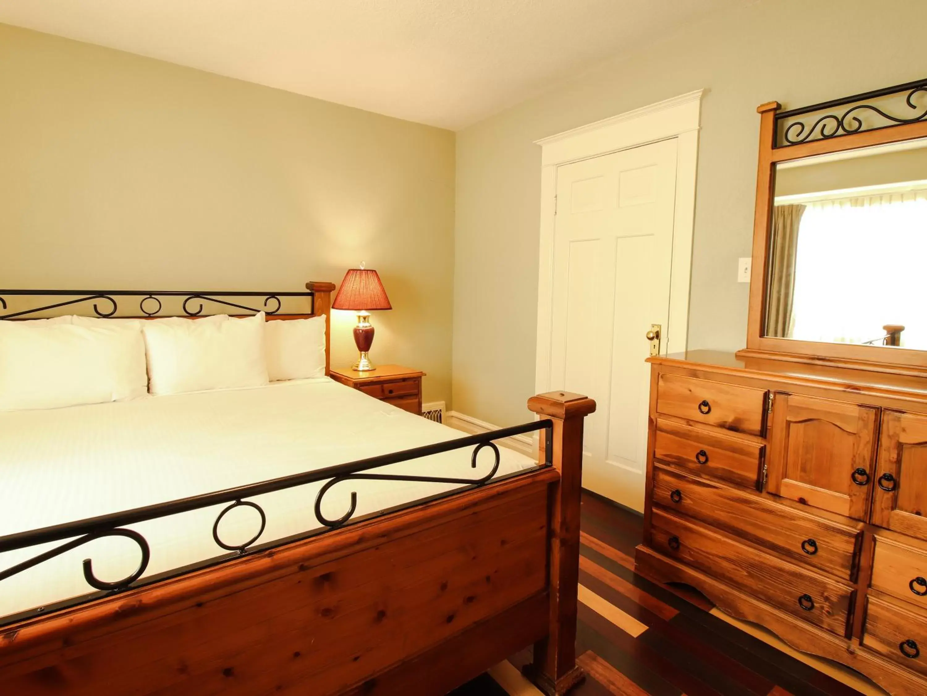 Bed in James Bay Inn Hotel, Suites & Cottage