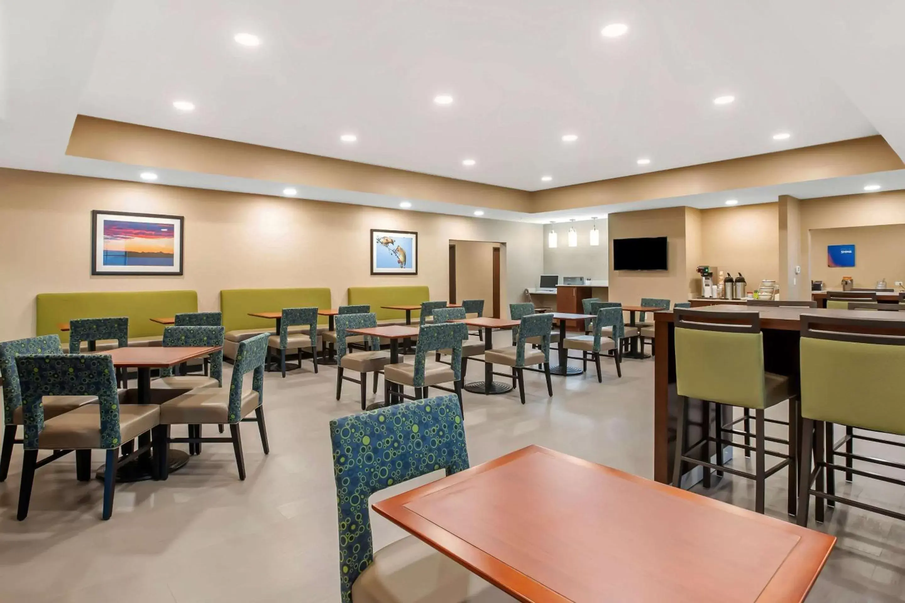 Restaurant/Places to Eat in Comfort Inn and Suites Ames near ISU Campus