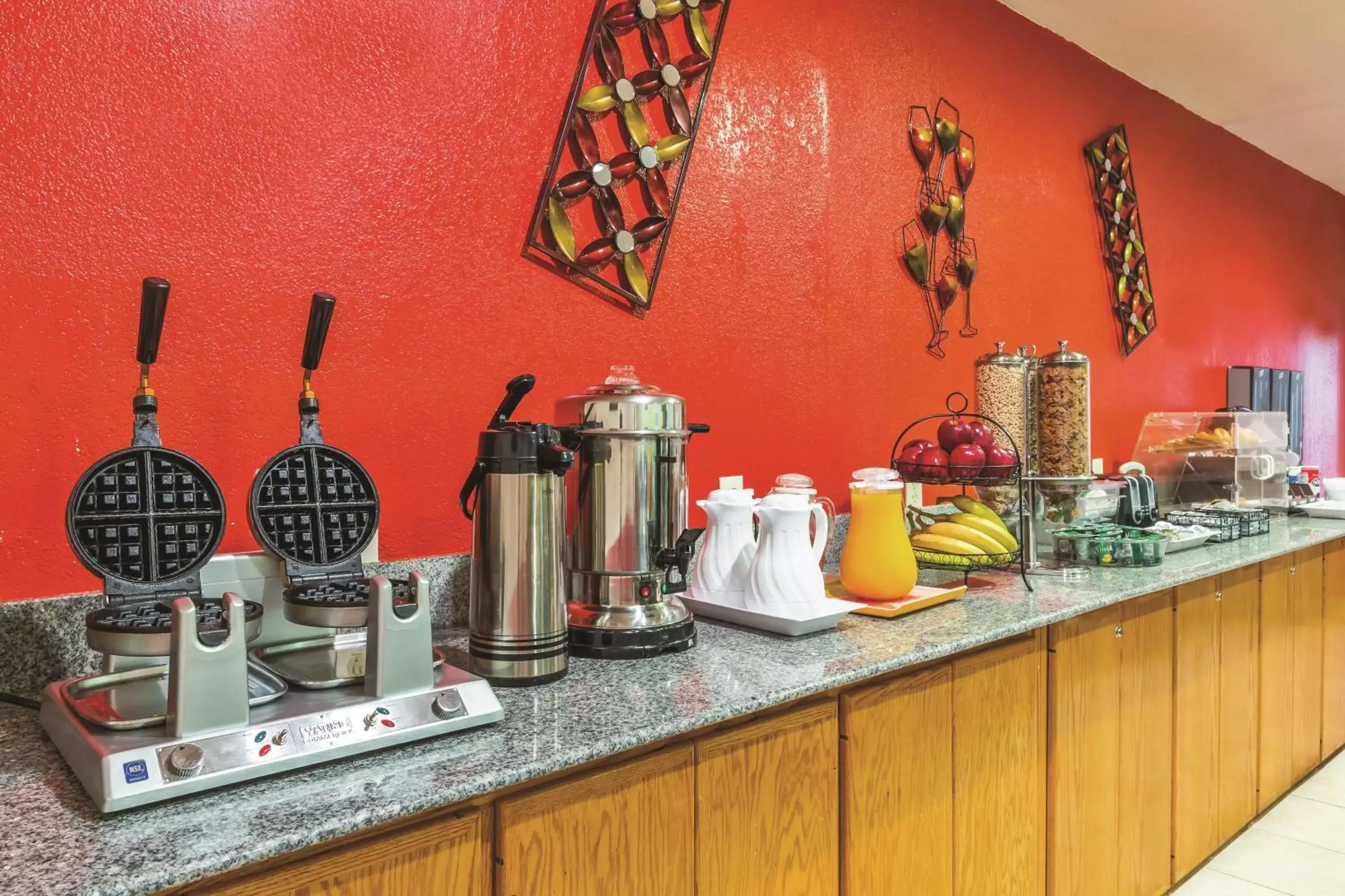 Breakfast, Coffee/Tea Facilities in Baymont by Wyndham Tehachapi