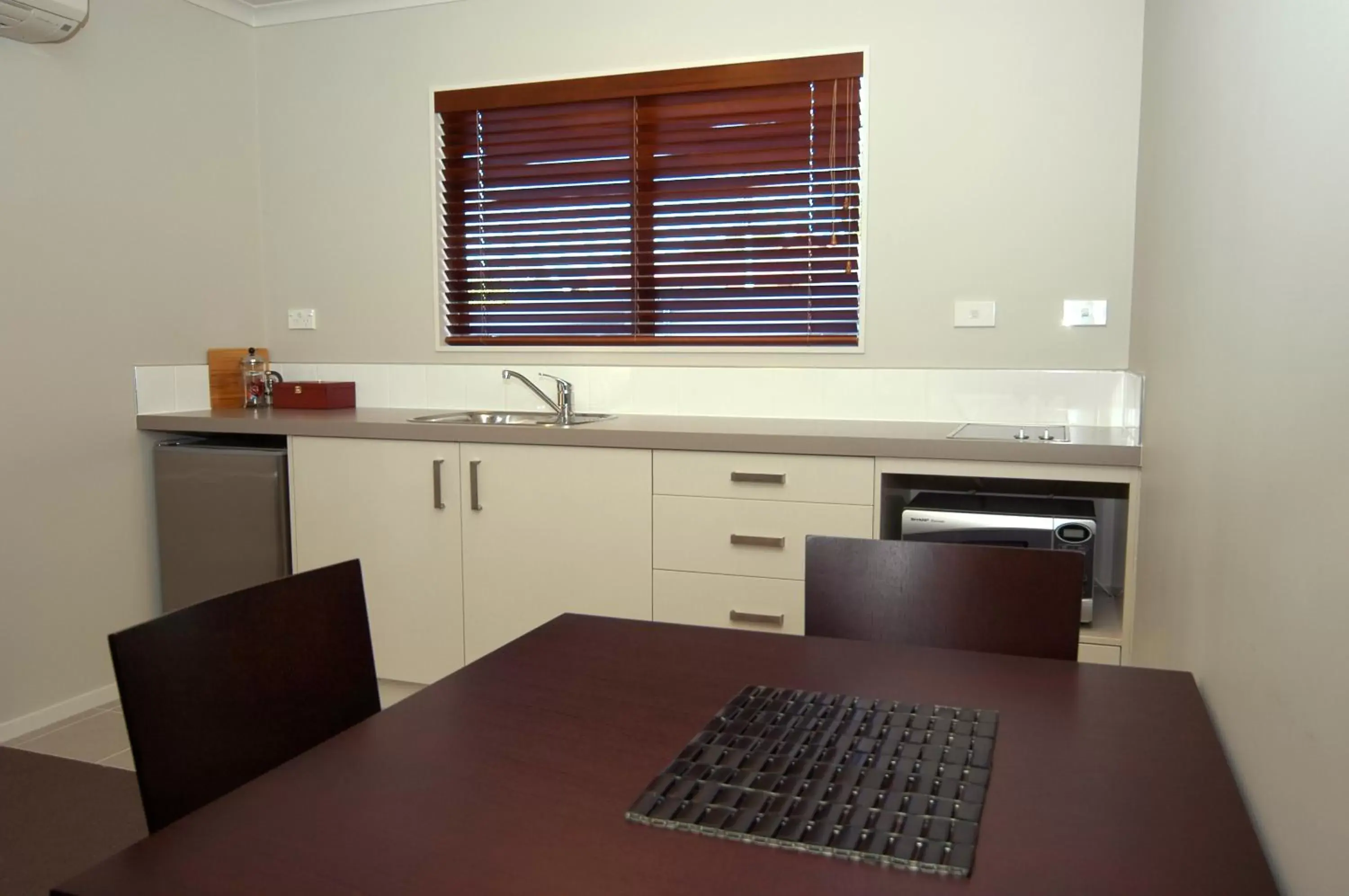 Kitchen or kitchenette, Kitchen/Kitchenette in Aveda Motor Lodge