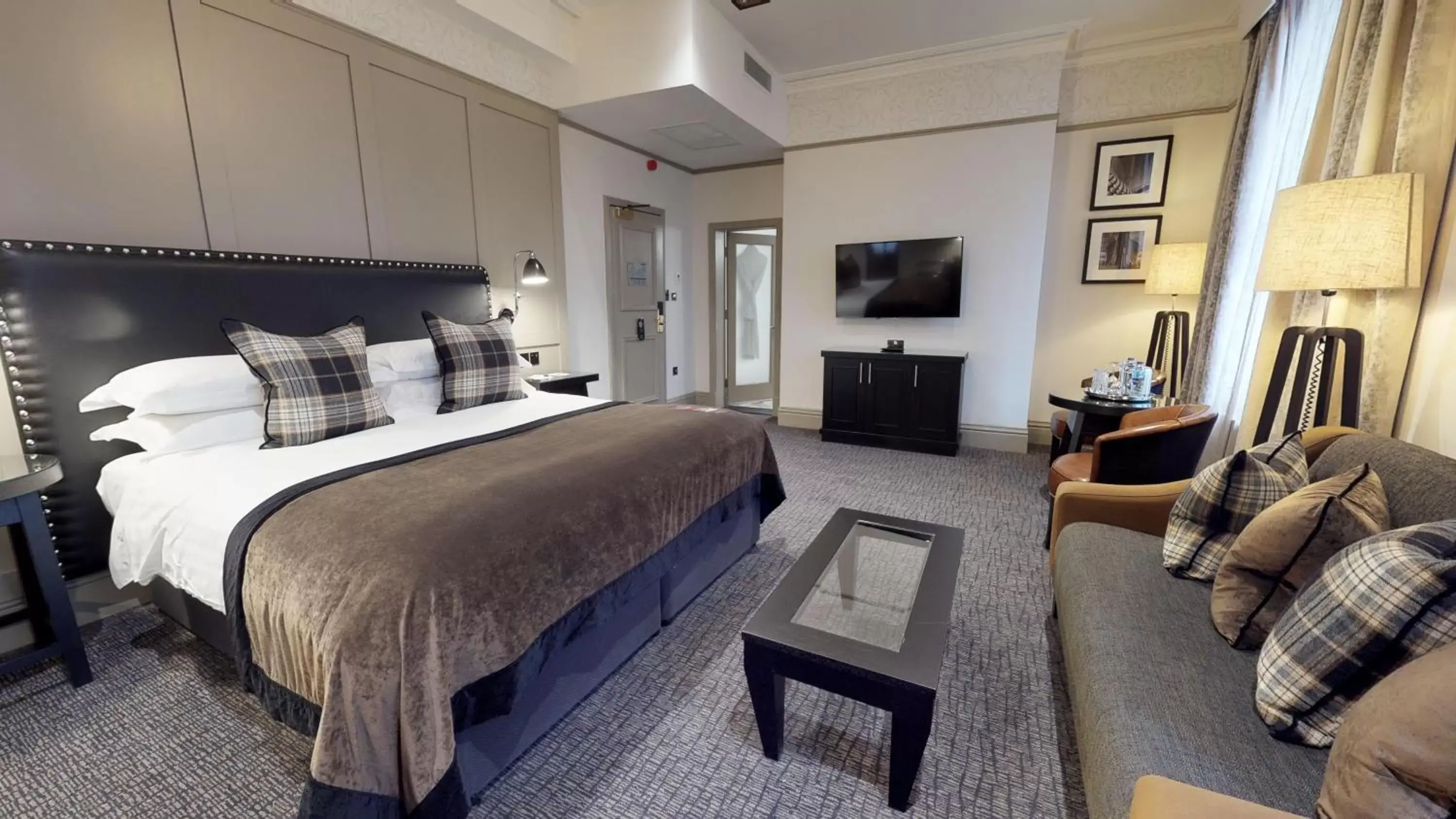 Bedroom in Macdonald Burlington Hotel