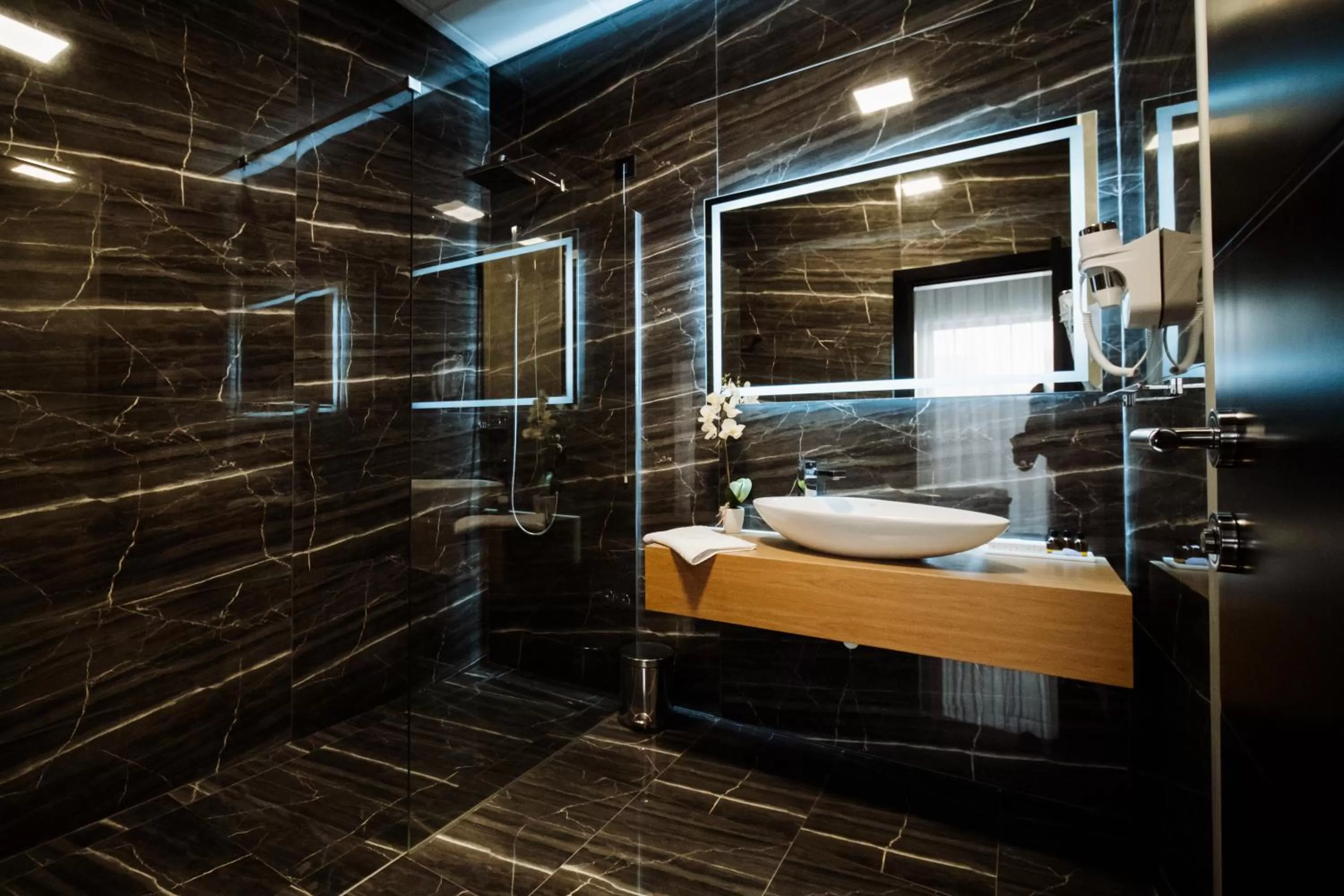 Bathroom, Bed in Hotel Barcode Wellness & Spa