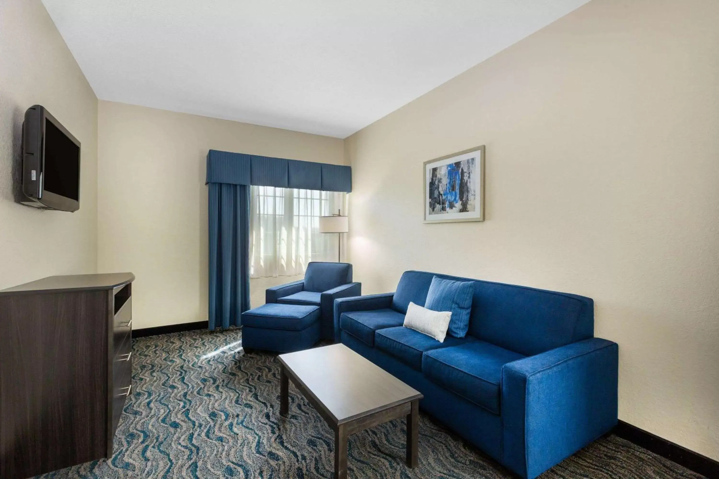 Photo of the whole room, Seating Area in Baymont by Wyndham Des Moines Airport
