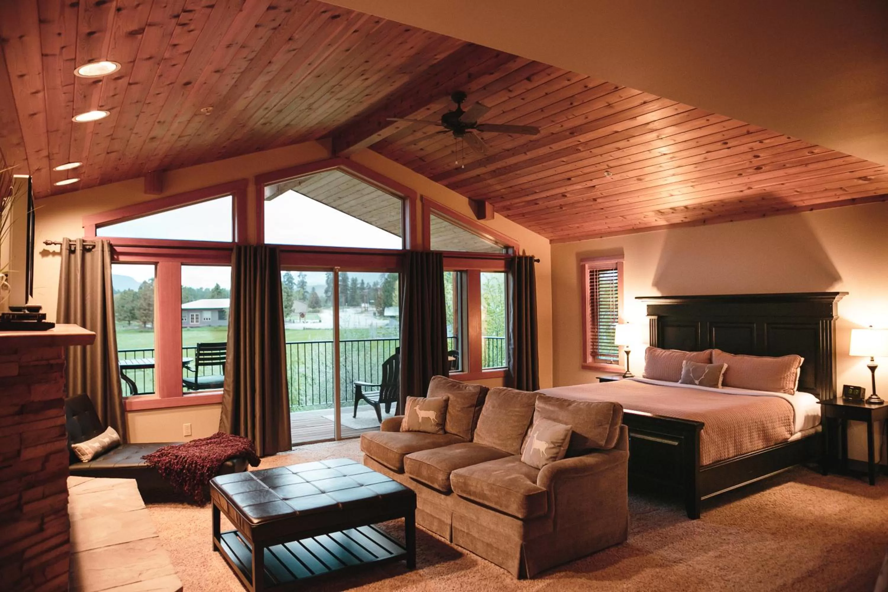 King Suite with Balcony in Mt Gardner Inn