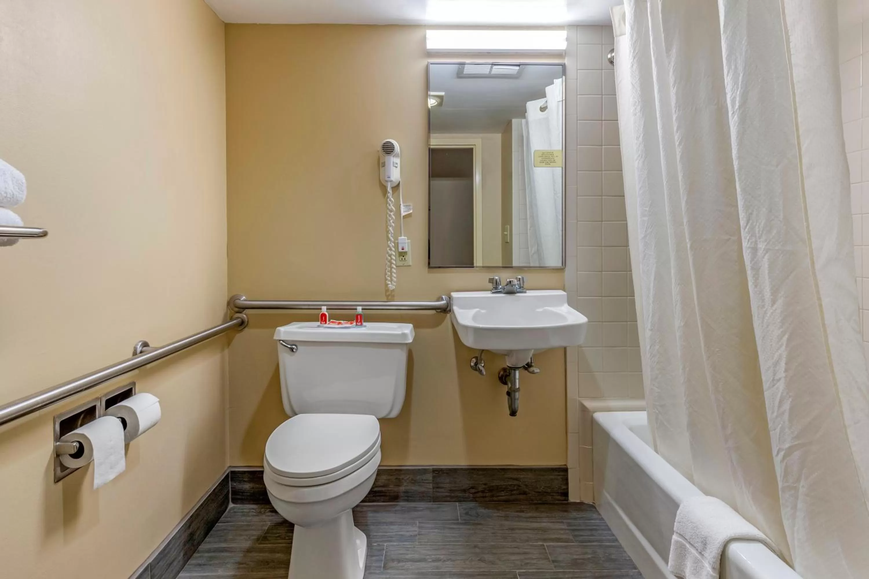 Bathroom in Econo Lodge & Suites Southern Pines - Pinehurst