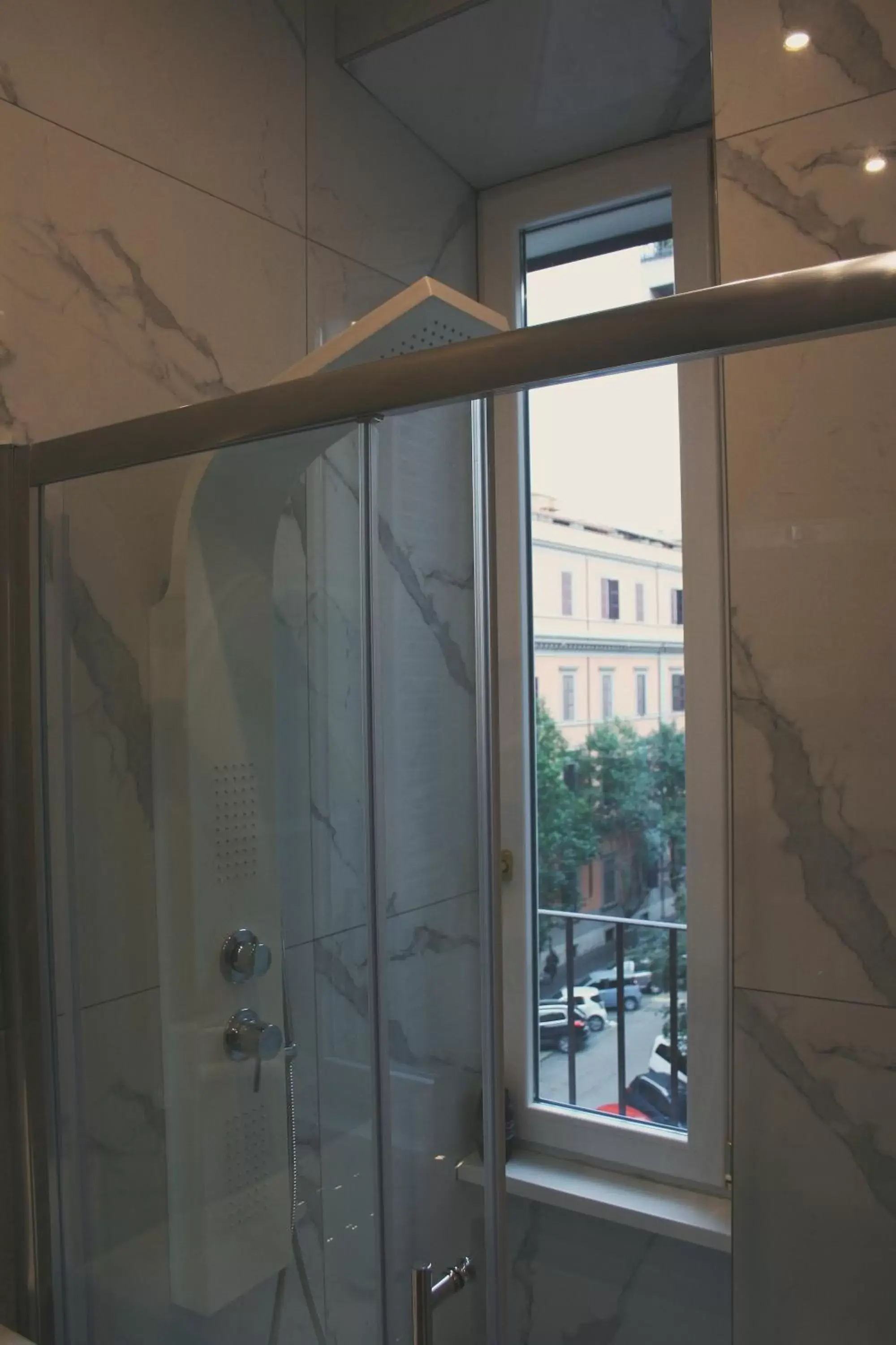 Shower in Hotel Roma Vaticano
