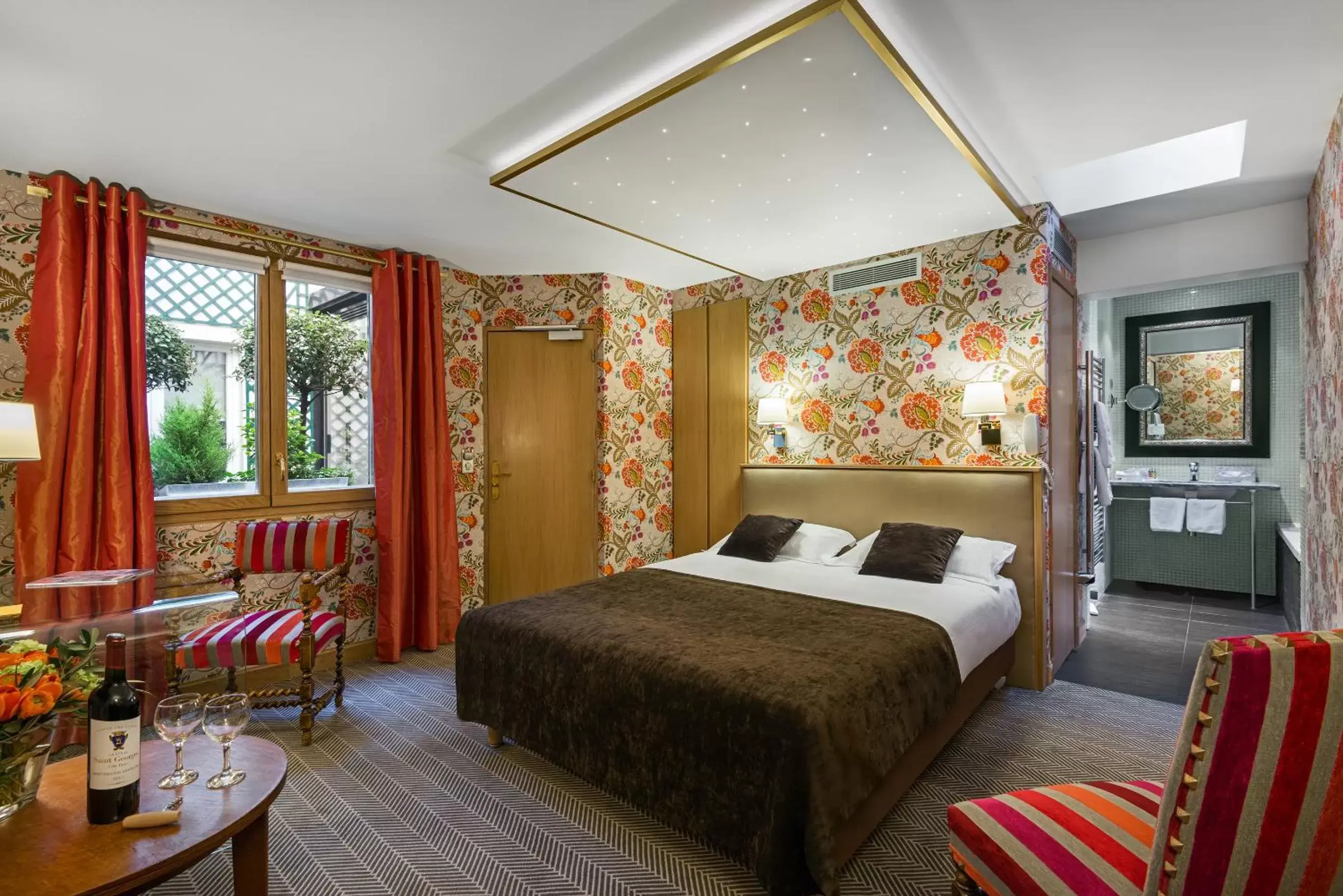 Bed in Hôtel Saint-Paul Rive-Gauche