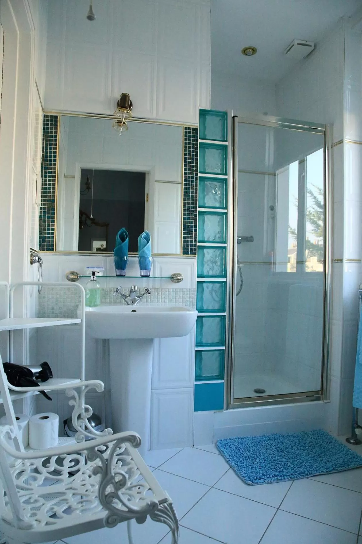 Bathroom in Dawson Place, Juliette's Bed and Breakfast