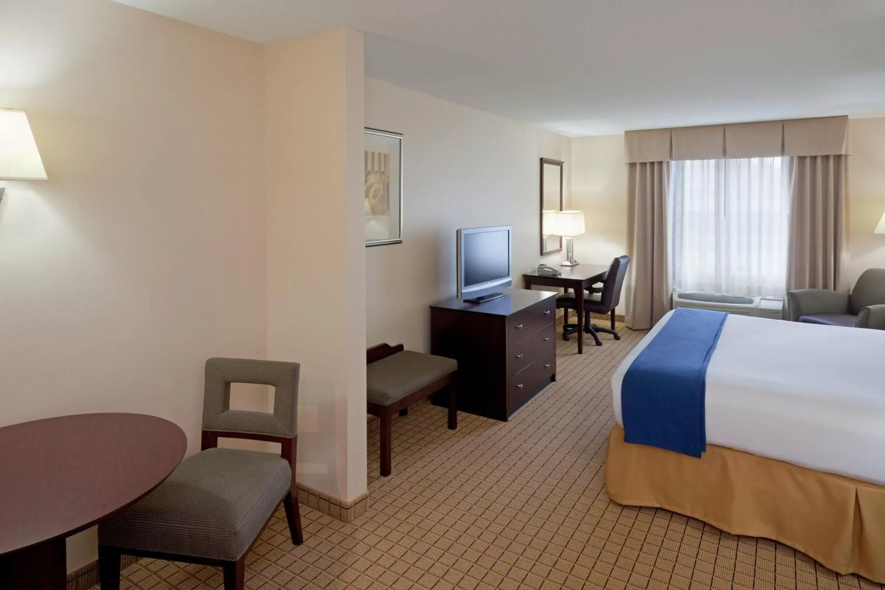 Bed, TV/Entertainment Center in Holiday Inn Express Hotel & Suites Rochester, an IHG Hotel