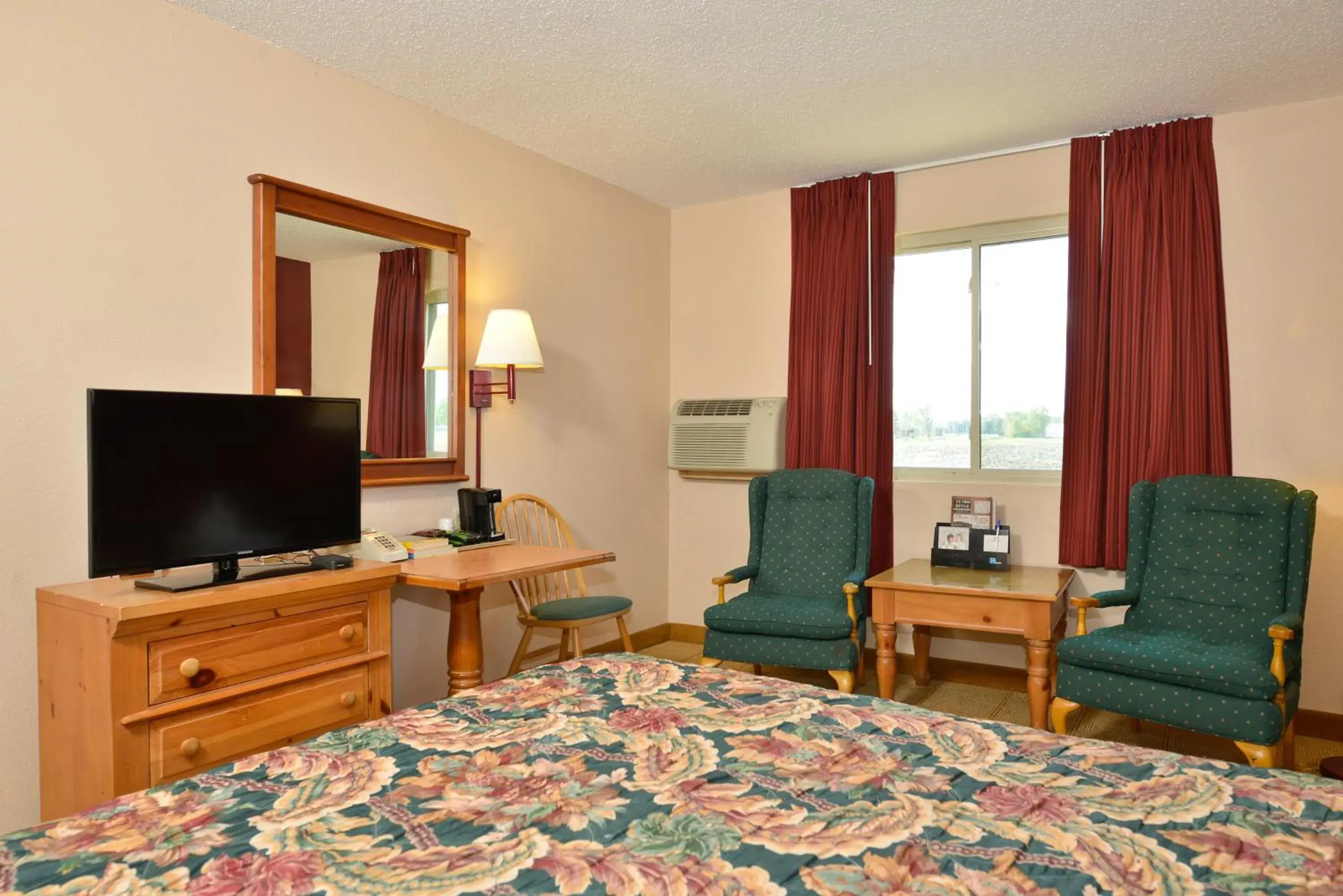 Communal lounge/ TV room, TV/Entertainment Center in Americas Best Value Inn Decatur