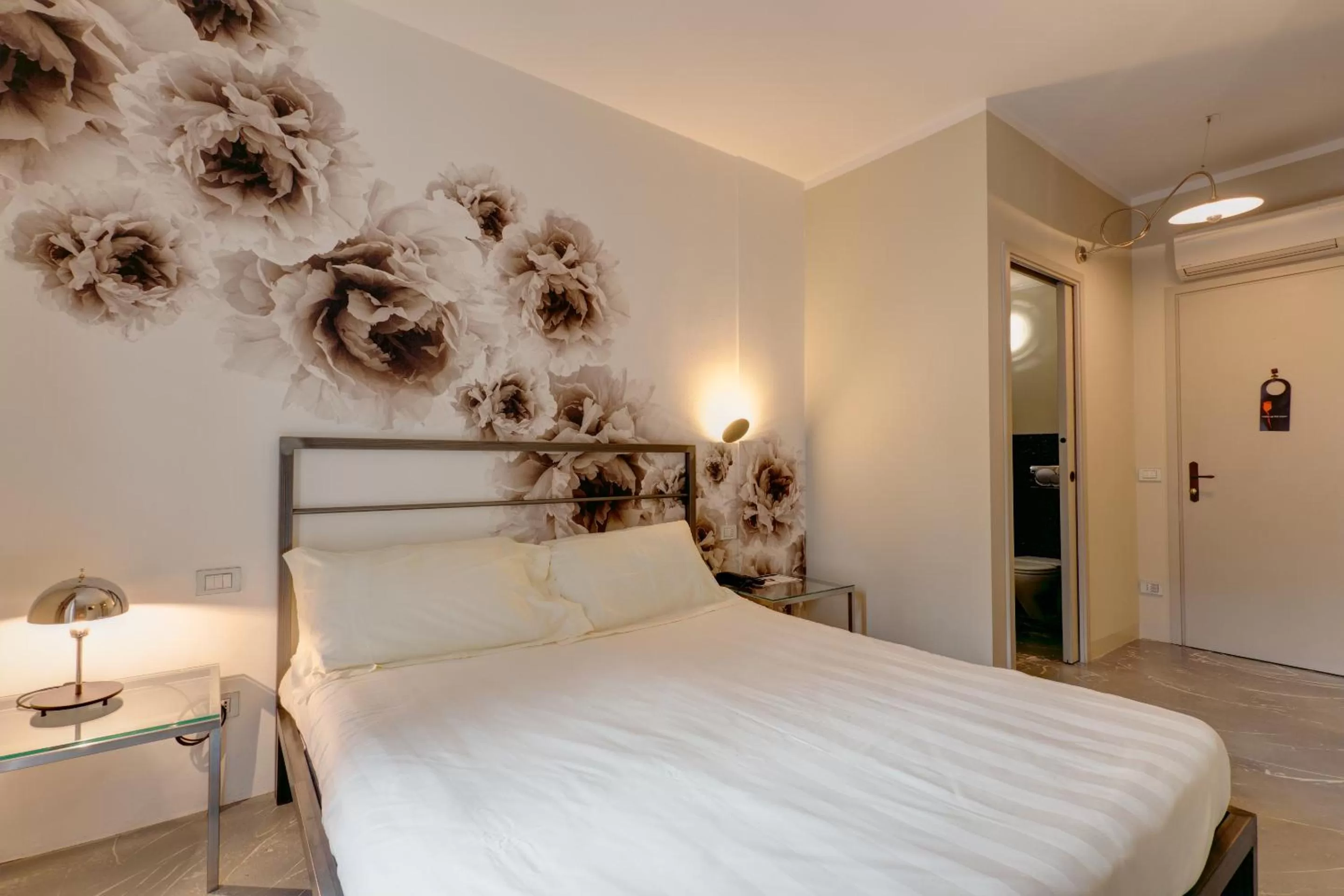 Shower, Bed in Il Convento Dei Fiori Di Seta