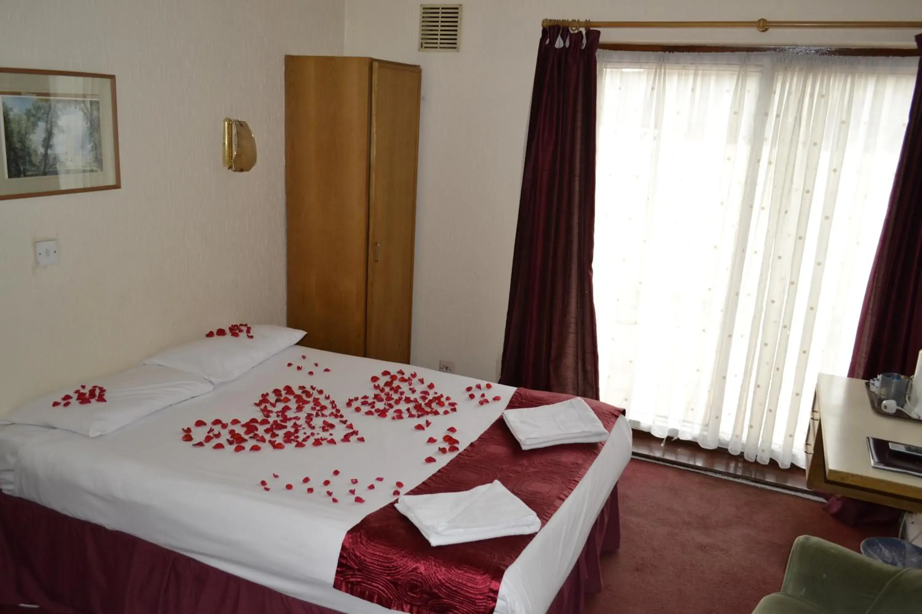 Bedroom, Bed in Cranbrook Hotel